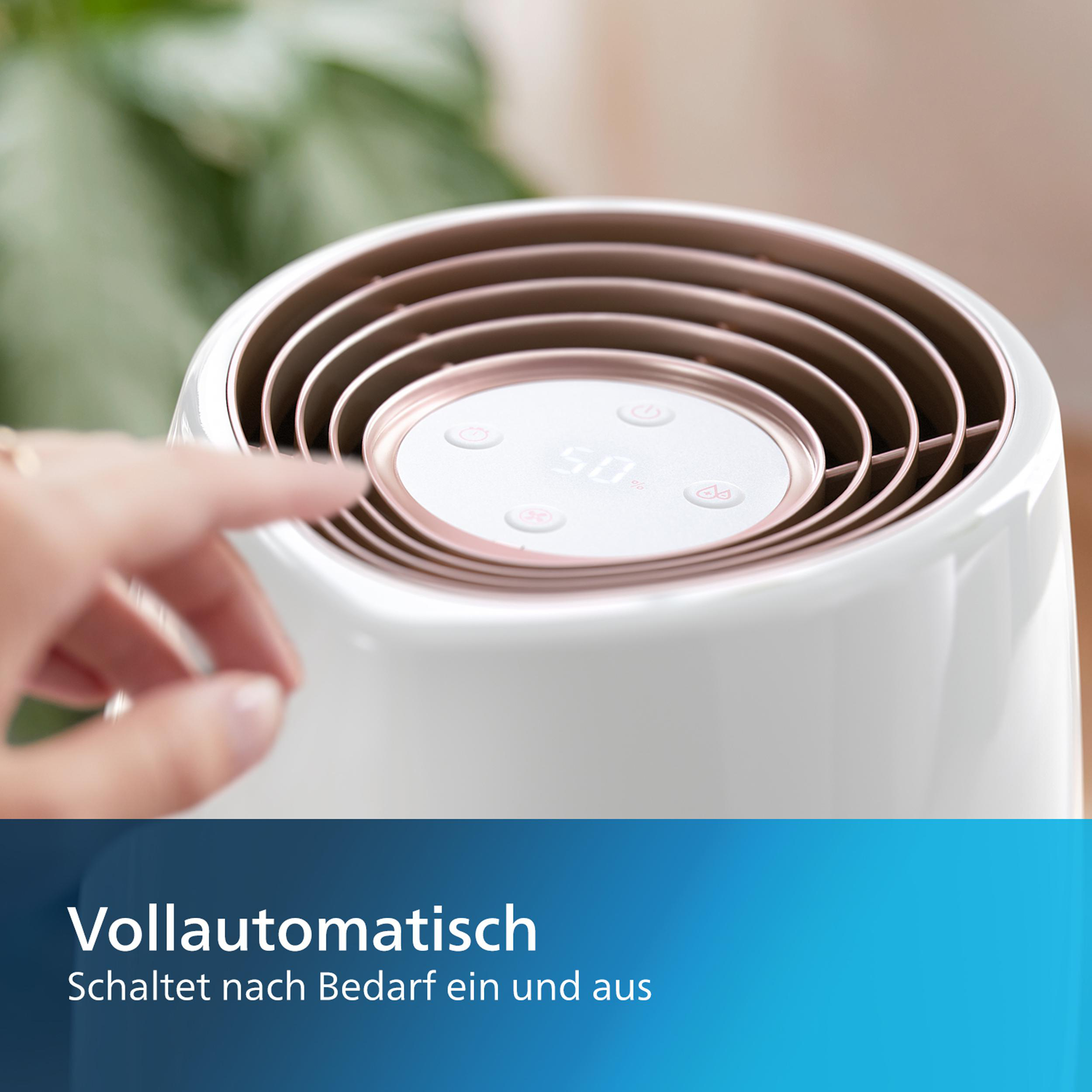 Nahaufnahme der Oberseite eines Philips Luftbefeuchters mit einer Hand.