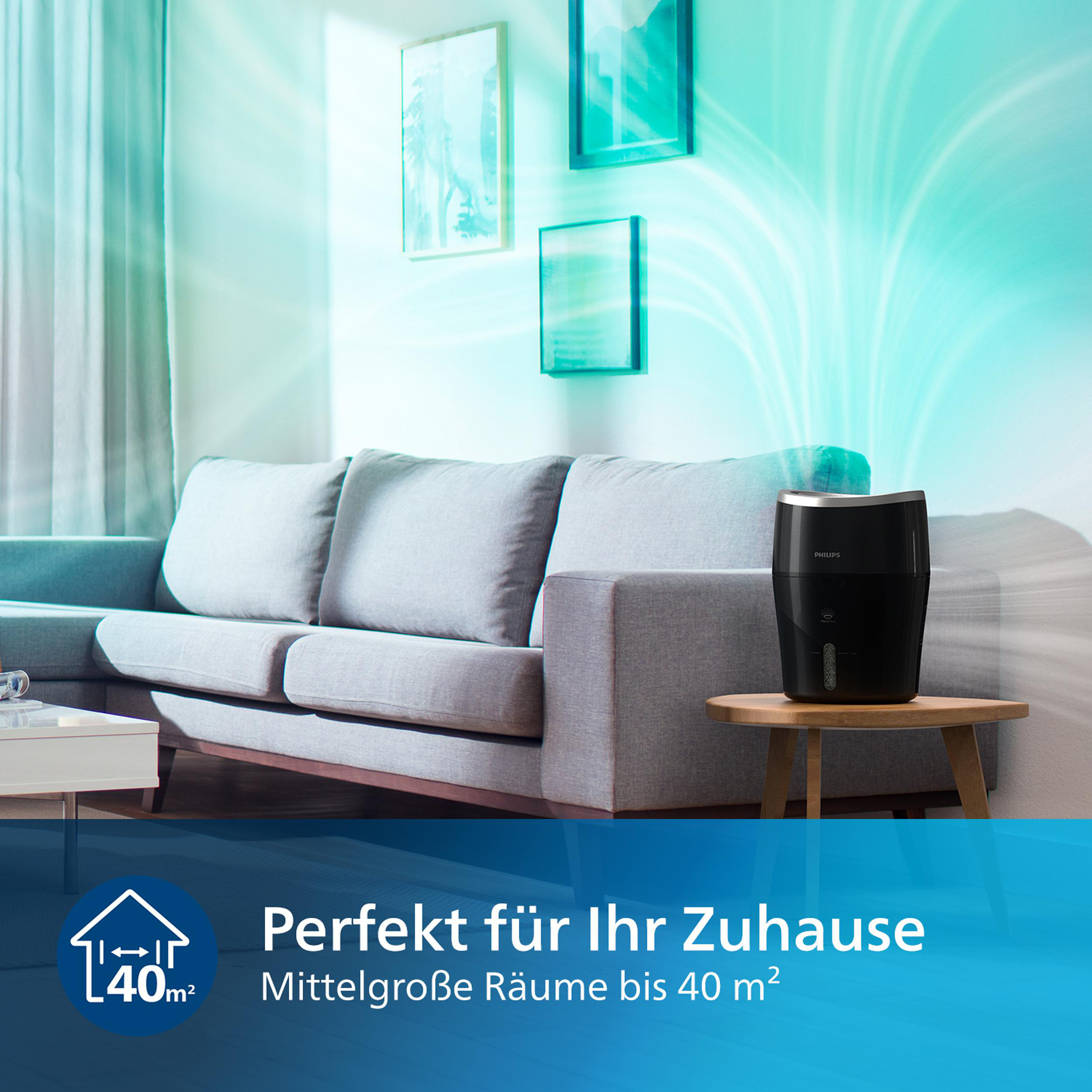 Ein Luftreiniger wird in einem Wohnzimmer gezeigt. Es hat ein blaues Licht oben.