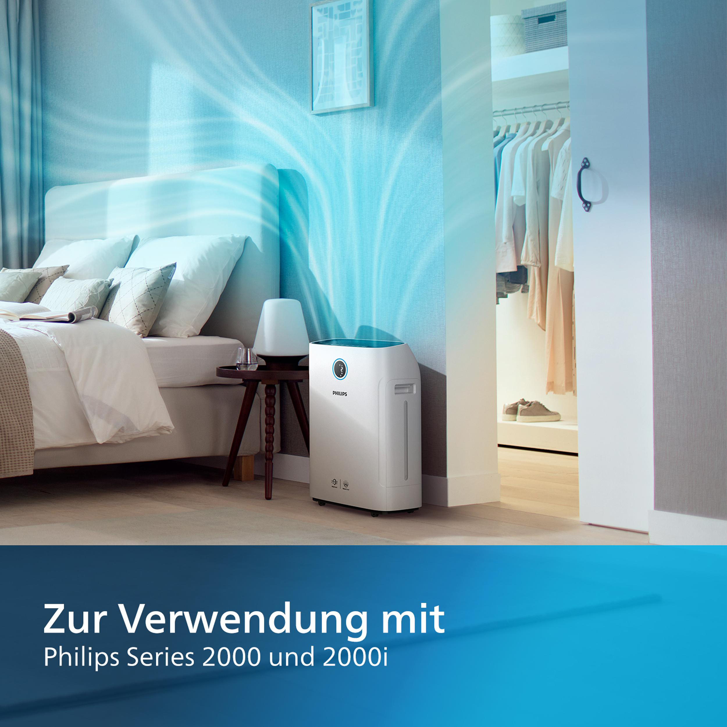 Weißer Luftreiniger im Schlafzimmer. Blaue Wellen an der Wand. Bett mit Kissen.