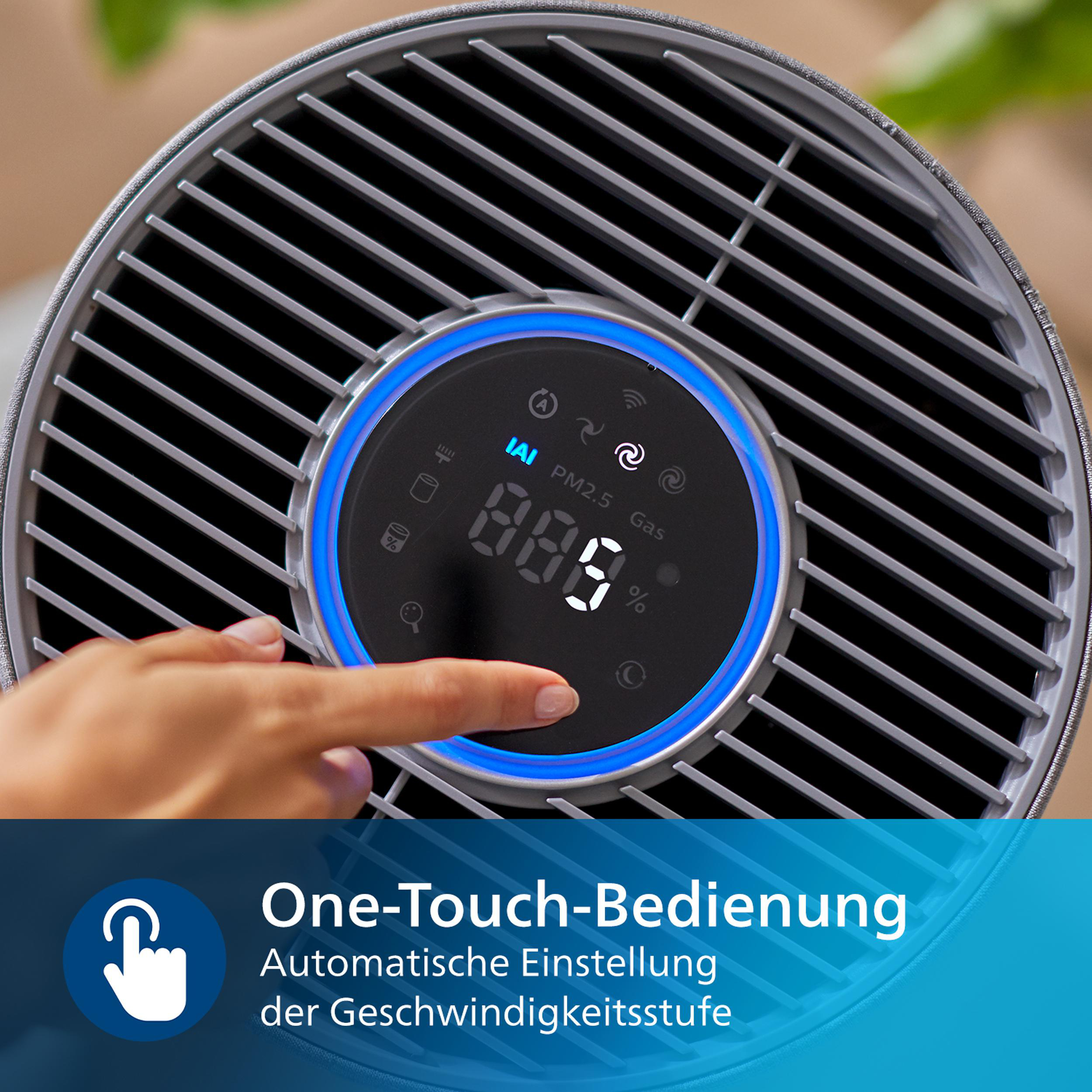 Luftreiniger mit digitalem Display. Eine Hand berührt den Bildschirm. Zeigt Luftqualitätsdaten.