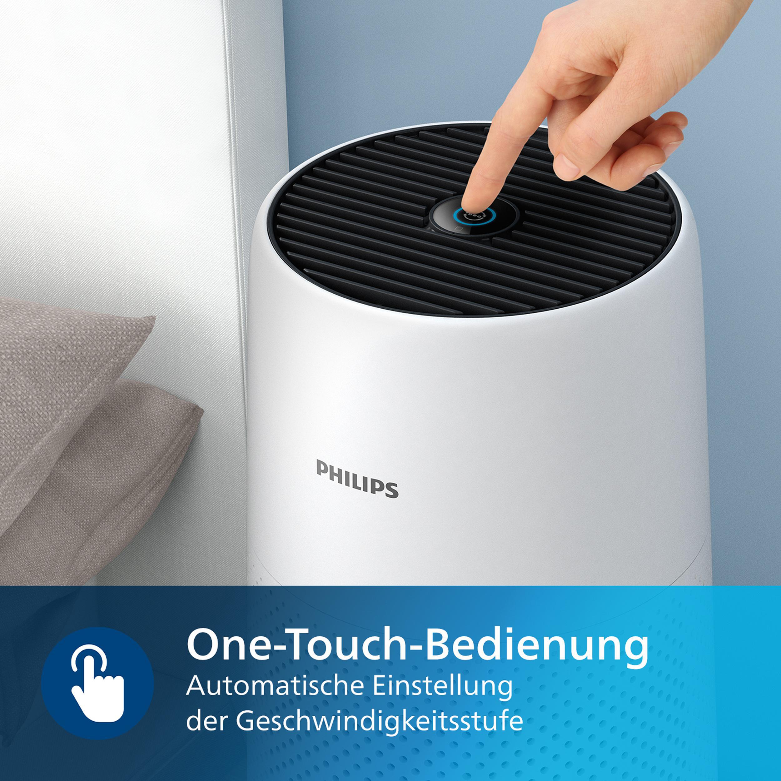 Ein weißer Philips Luftreiniger mit einer Hand, die den Einschaltknopf drückt, und Text über One-Touch-Steuerung.