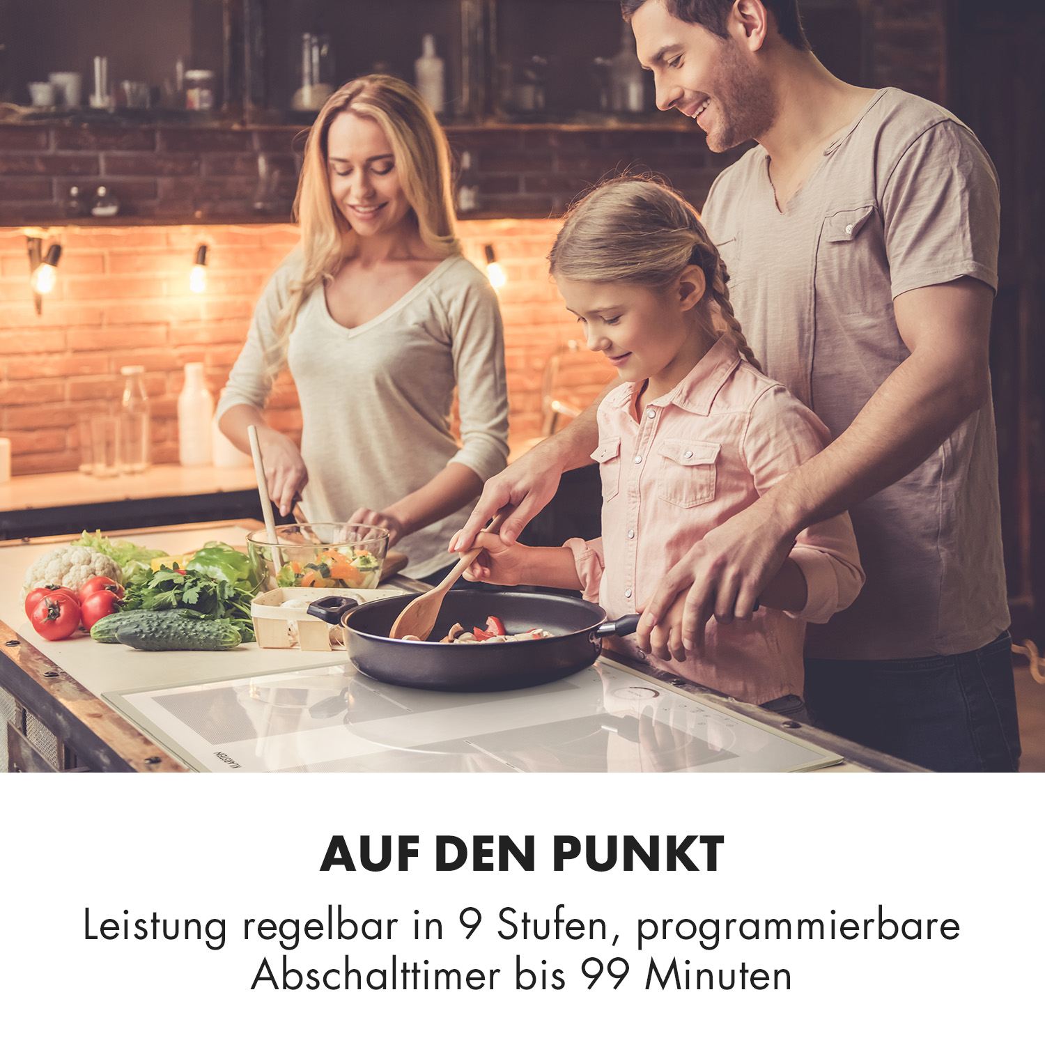 Familie kocht in einer Küche. Eine Frau schneidet Gemüse, ein Mädchen rührt, ein Mann schaut zu.