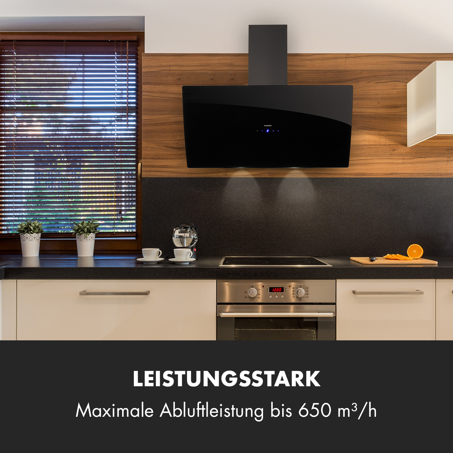 Eine schwarze Dunstabzugshaube über einem Herd in einer modernen Küche, mit Text: leistungsstark.