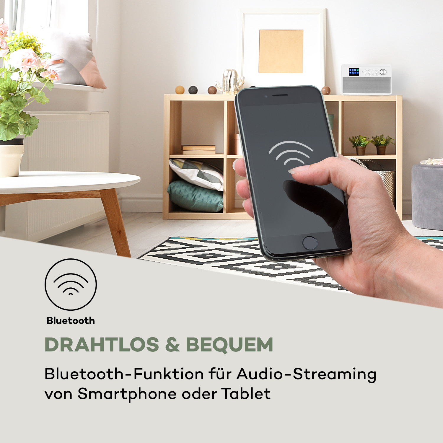 Die Hand einer Person hält ein Smartphone. Ein Bluetooth-Symbol und Text sind im Bild.