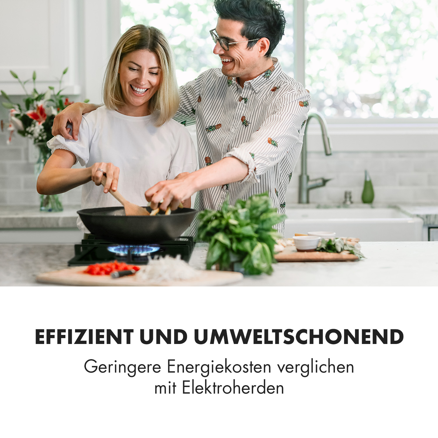 Una pareja cocinando en una cocina, con texto sobre eficiencia energética.