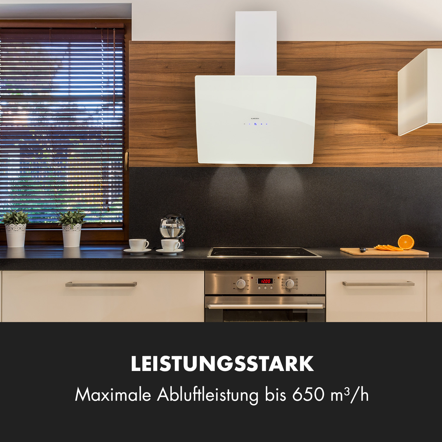 Weiße Küchenhaube über schwarzer Theke mit Text über Leistung und Luftstrom.