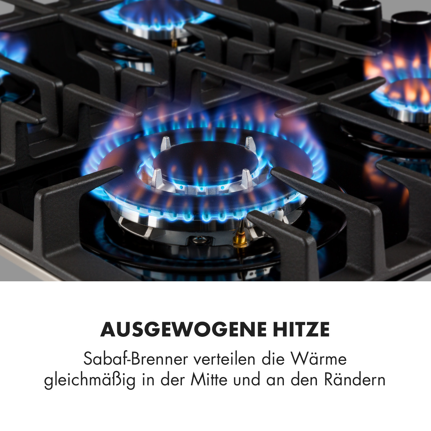 Nahaufnahme eines Gasherds mit blauen Flammen. Der Herd ist schwarz mit Edelstahloberfläche.