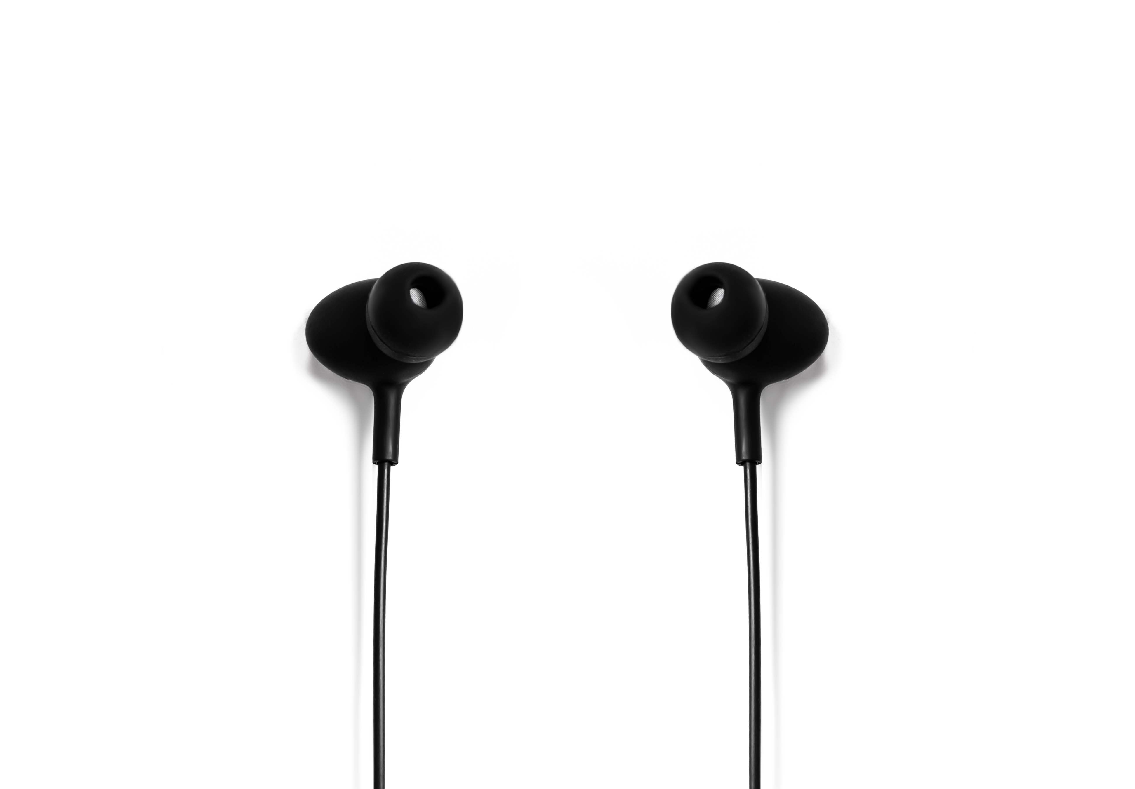 Dwa czarne słuchawki douszne z czarnymi przewodami, na białym tle. Prosty, czysty obraz.