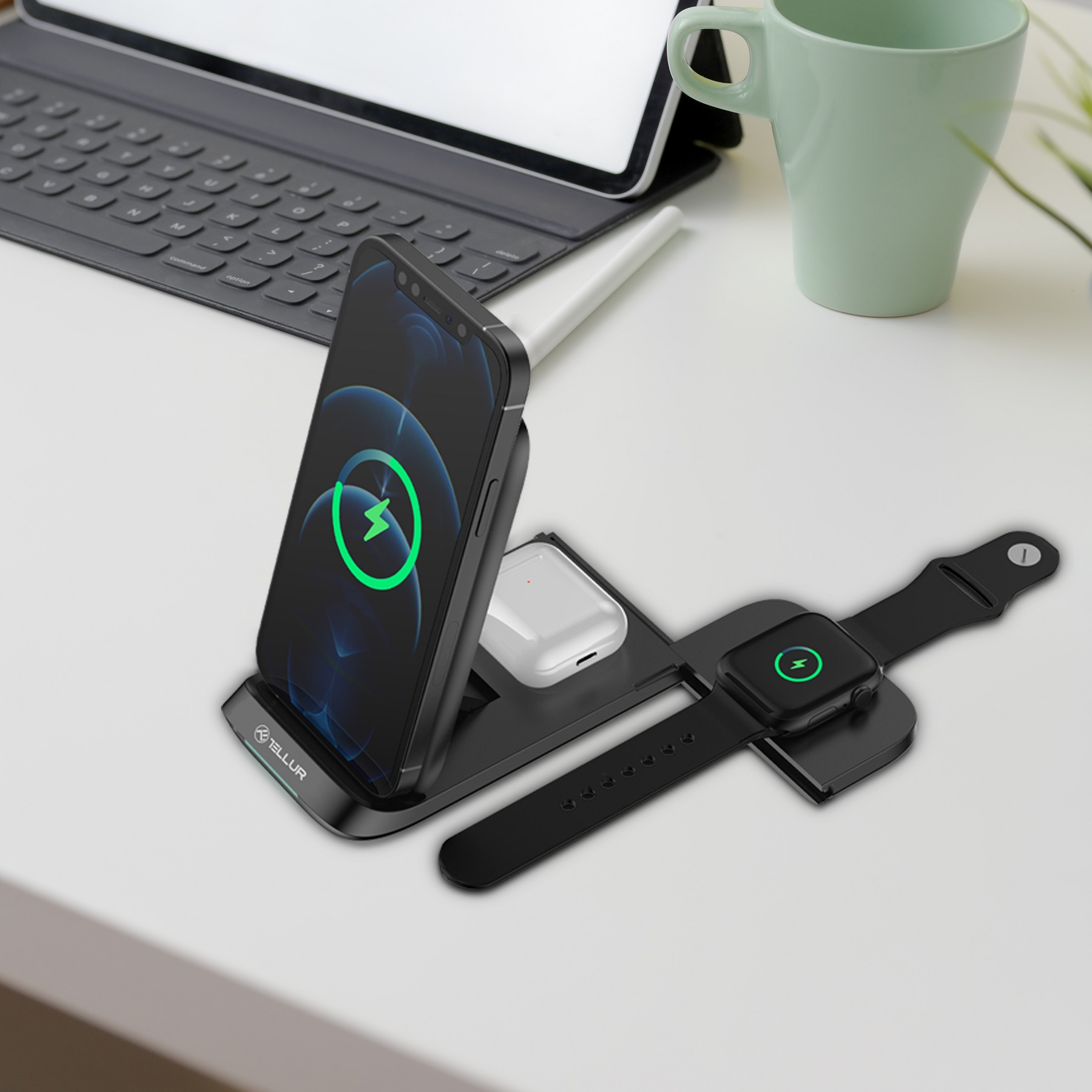 Una estación de carga cargando un teléfono, un reloj y auriculares en un escritorio blanco, iluminación verde.