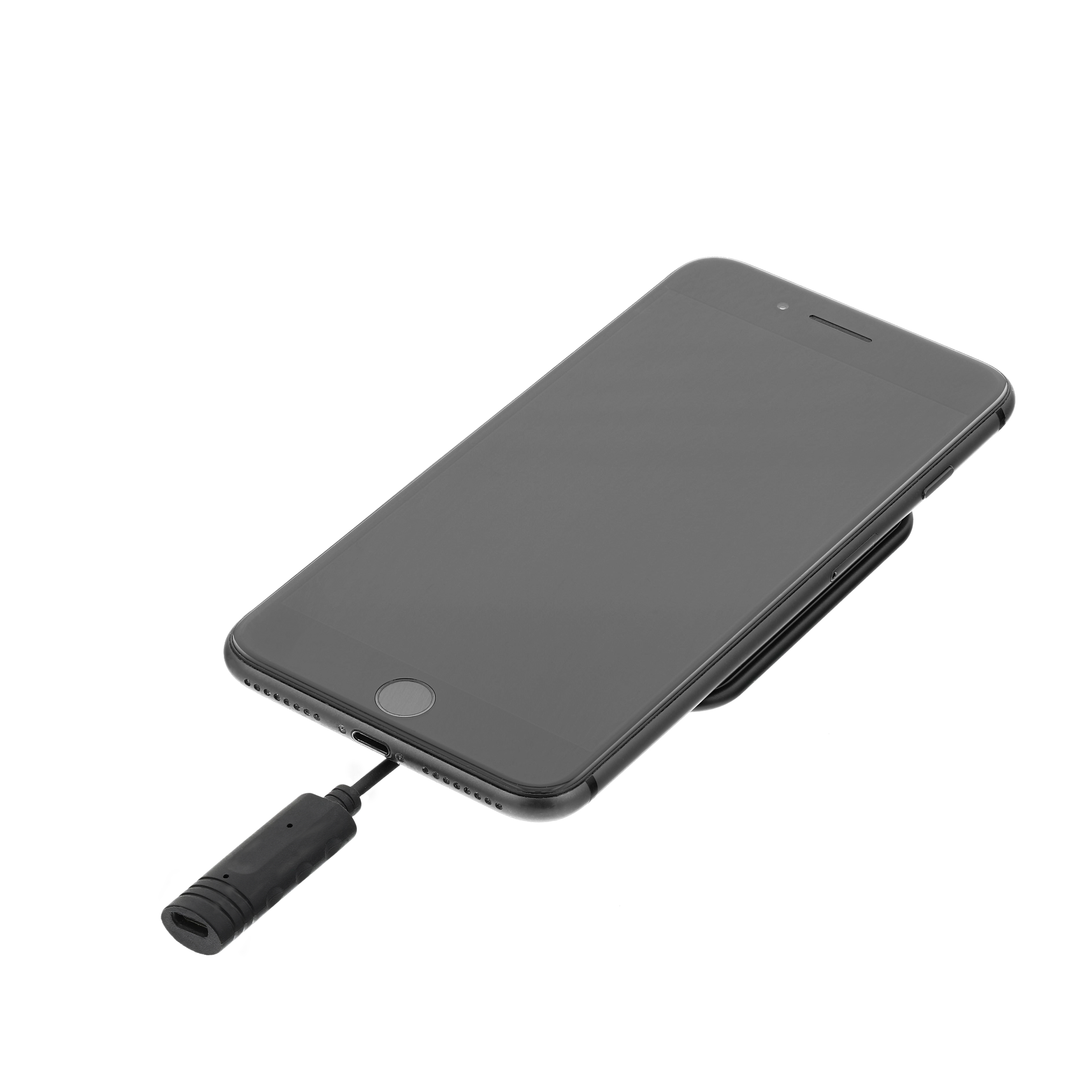 Czarny telefon z podłączonym kablem ładującym, leżący na ładowarce bezprzewodowej.