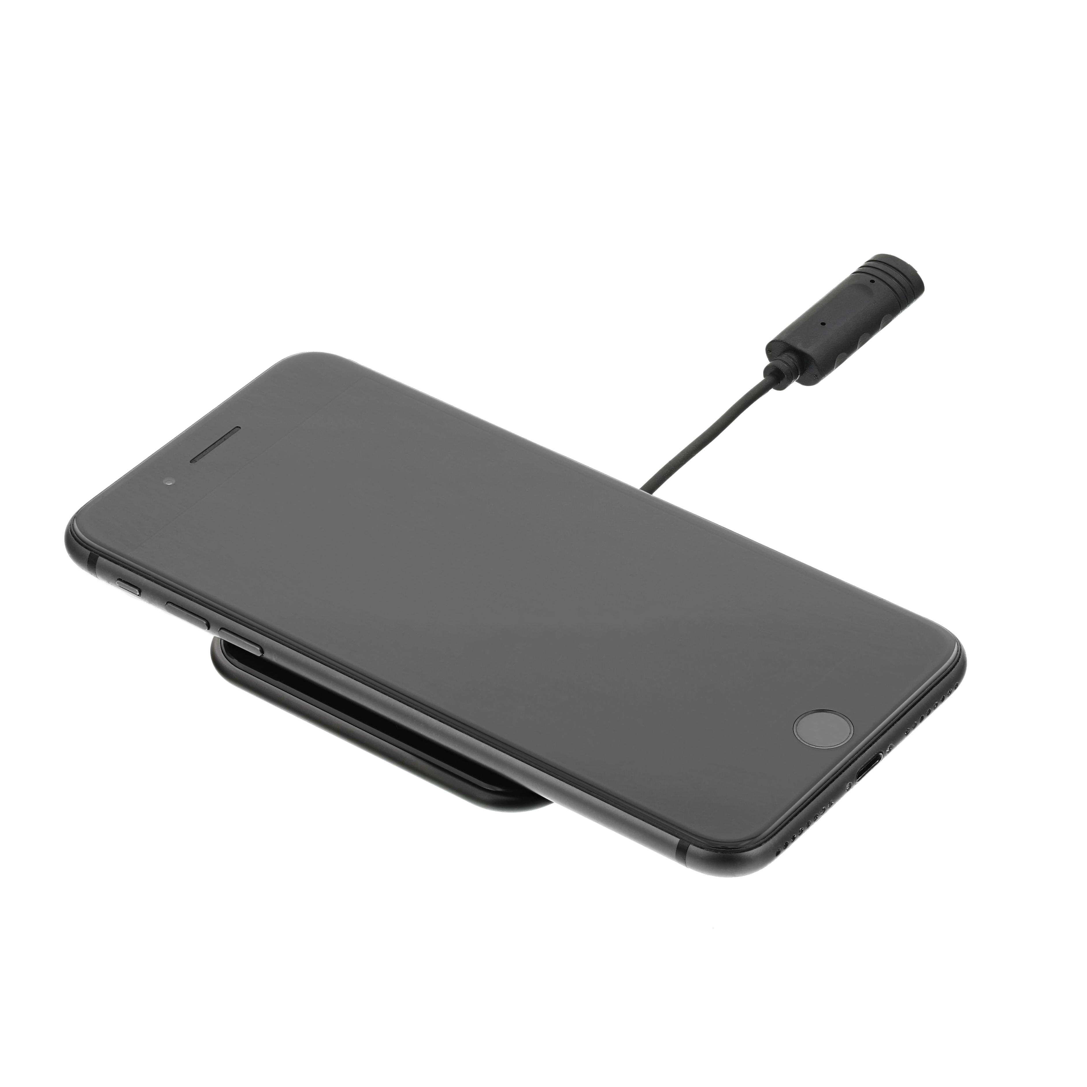 Czarny smartfon na bezprzewodowej podkładce ładującej. Podkładka ma czarne złącze.