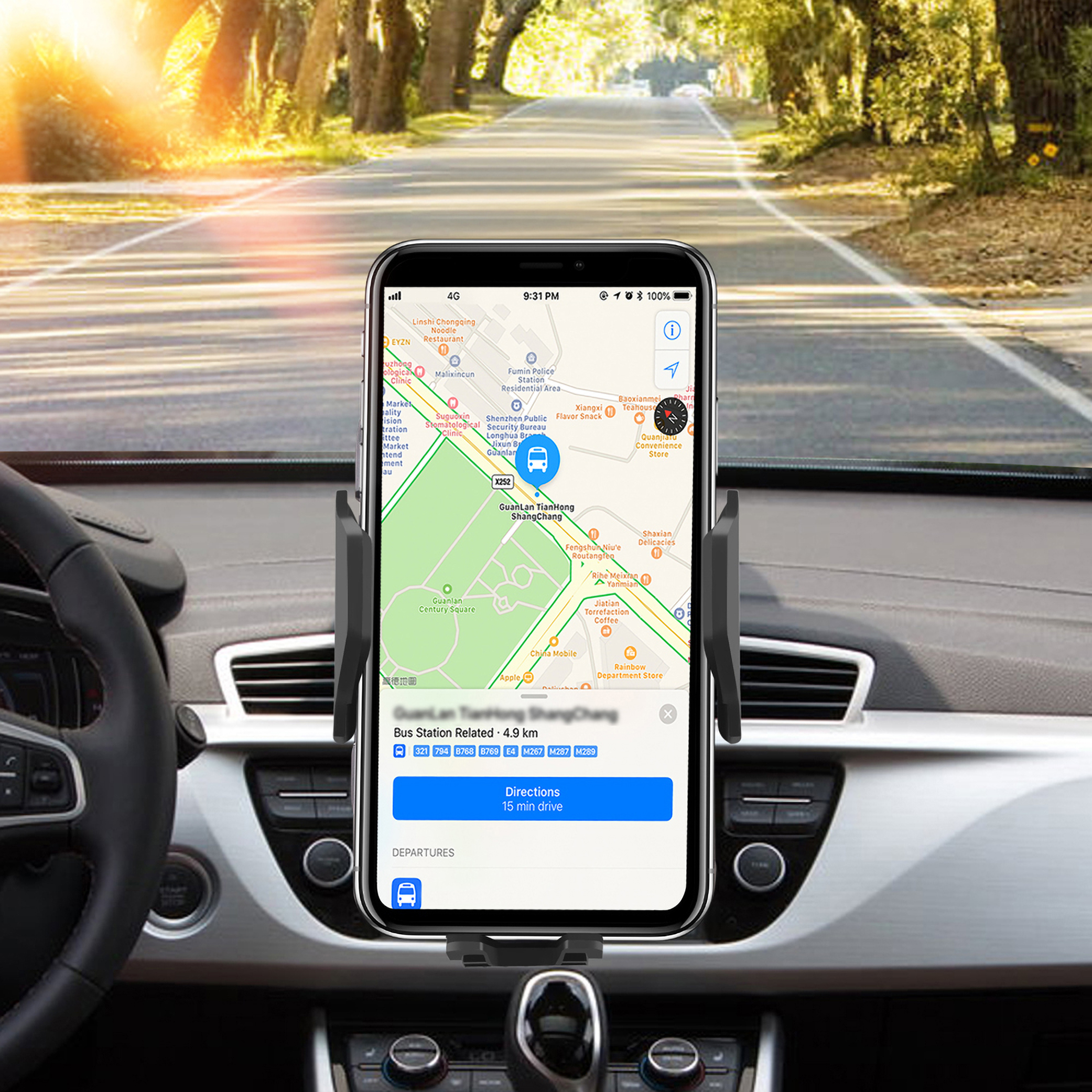 Un teléfono en un soporte de coche mostrando un mapa con indicaciones en una carretera.