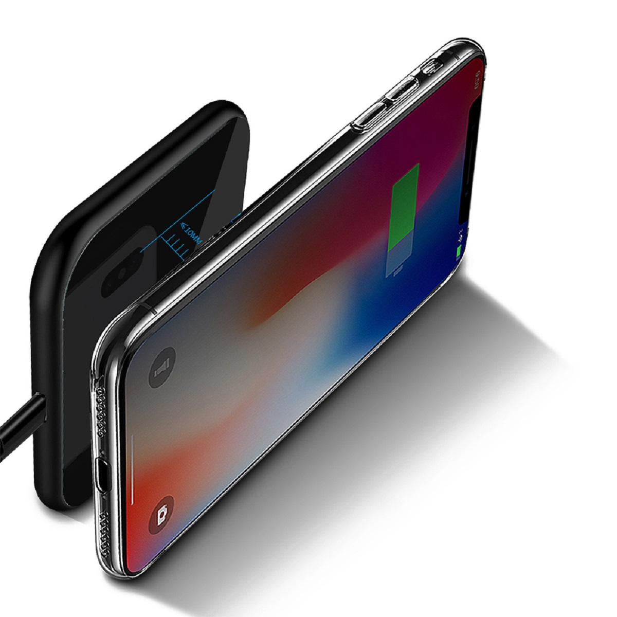 Telefon ładujący się bezprzewodowo na podkładce ładującej. Telefon wyświetla ikonę ładowania.