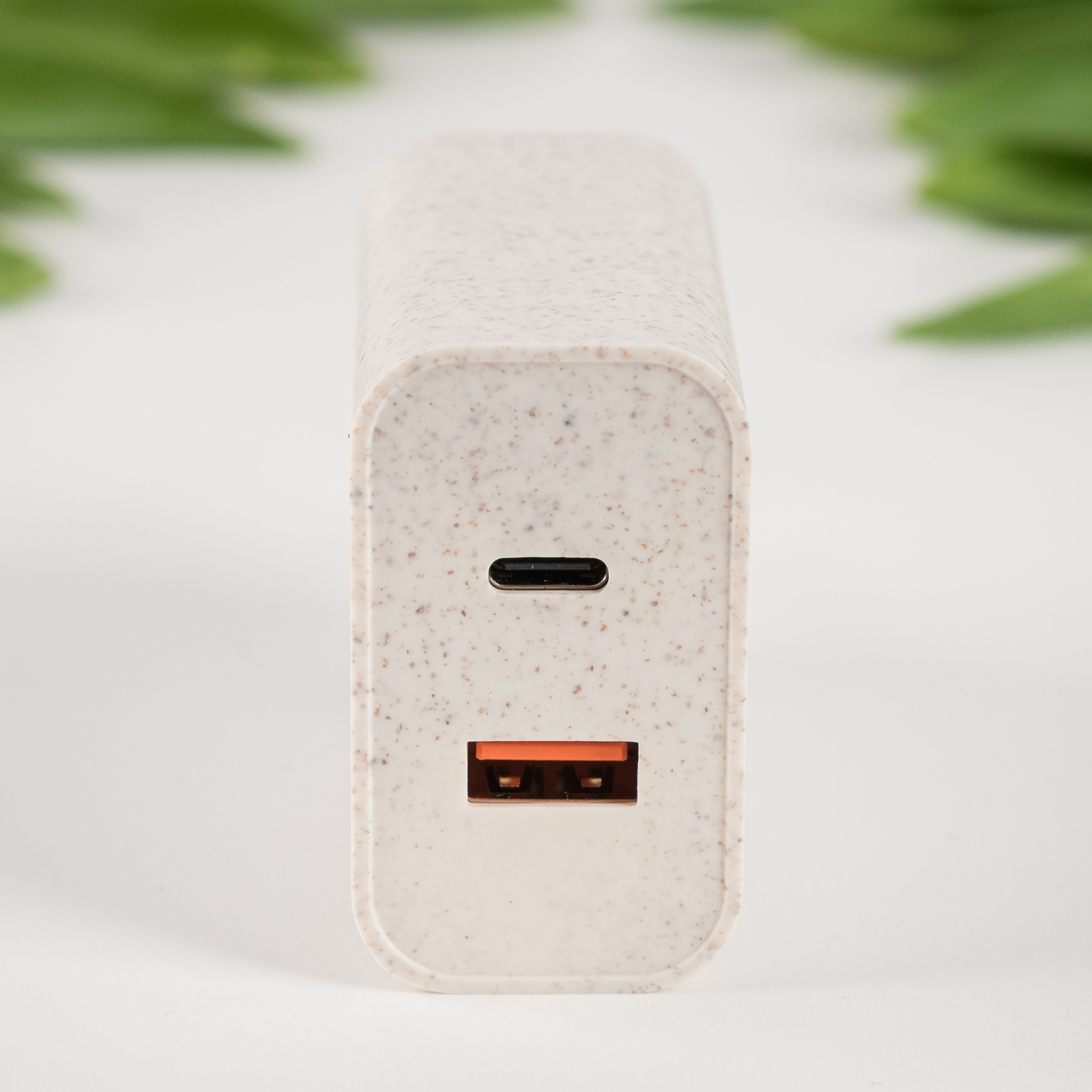 Beżowy power bank z portem USB-C i USB-A na białym tle.