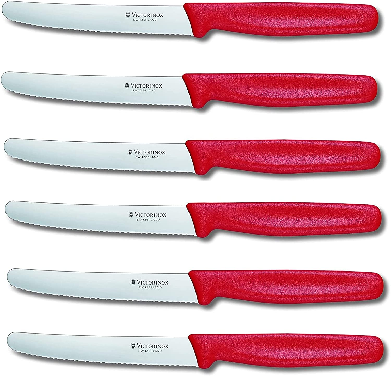 Set aus sechs Edelstahl-Steakmessern mit roten Griffen, auf weißem Hintergrund platziert.