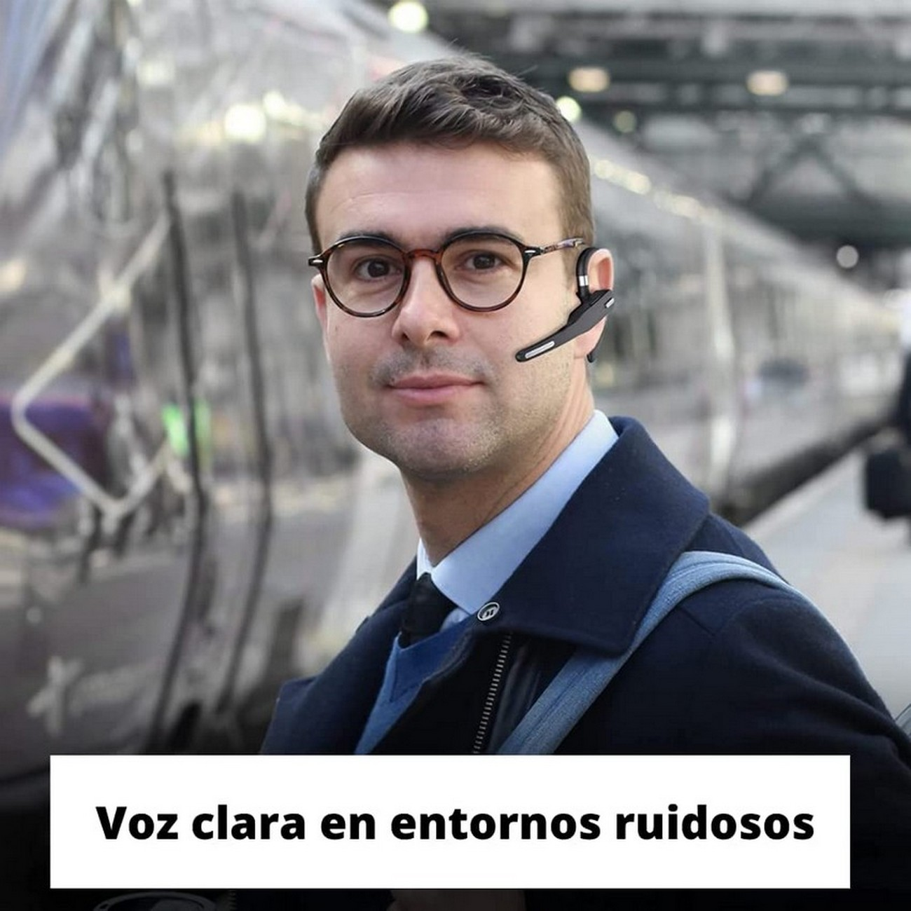 Hombre con gafas y auriculares frente a tren borroso. Texto: Voz clara en entornos ruidosos.