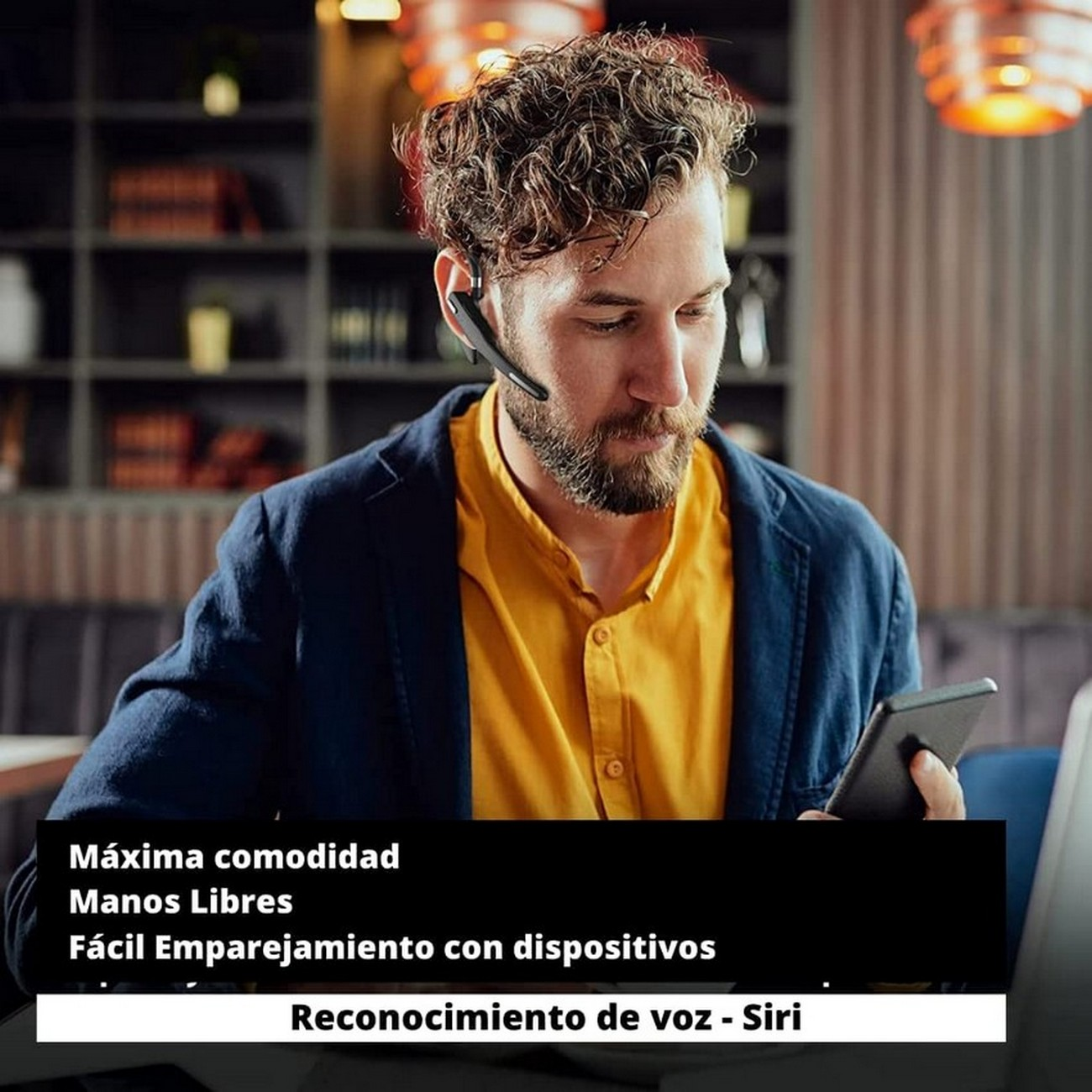 Hombre con auriculares, mirando una tableta. Texto: Máxima comodidad, Manos libres, Emparejamiento fácil, Voz.