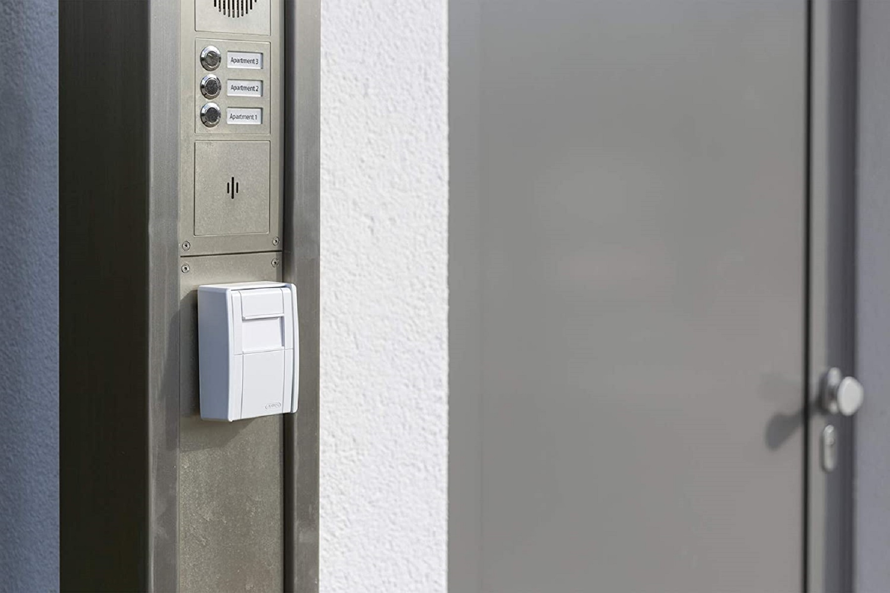Edelstahl-Gegensprechanlage an der Wand. Mit Knöpfen für Wohnungen und Türöffner.