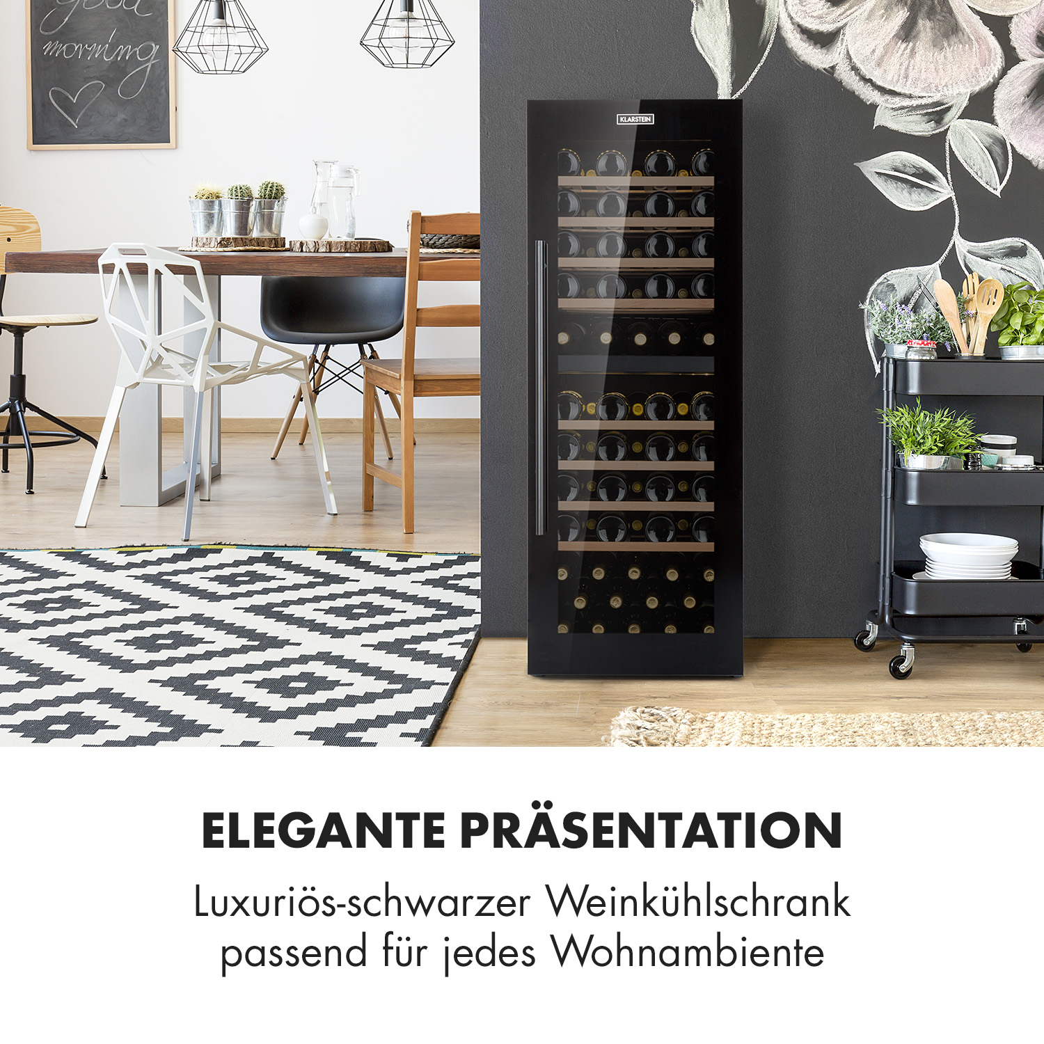 Una vinoteca negra con botellas de vino dentro, en una habitación con comedor.
