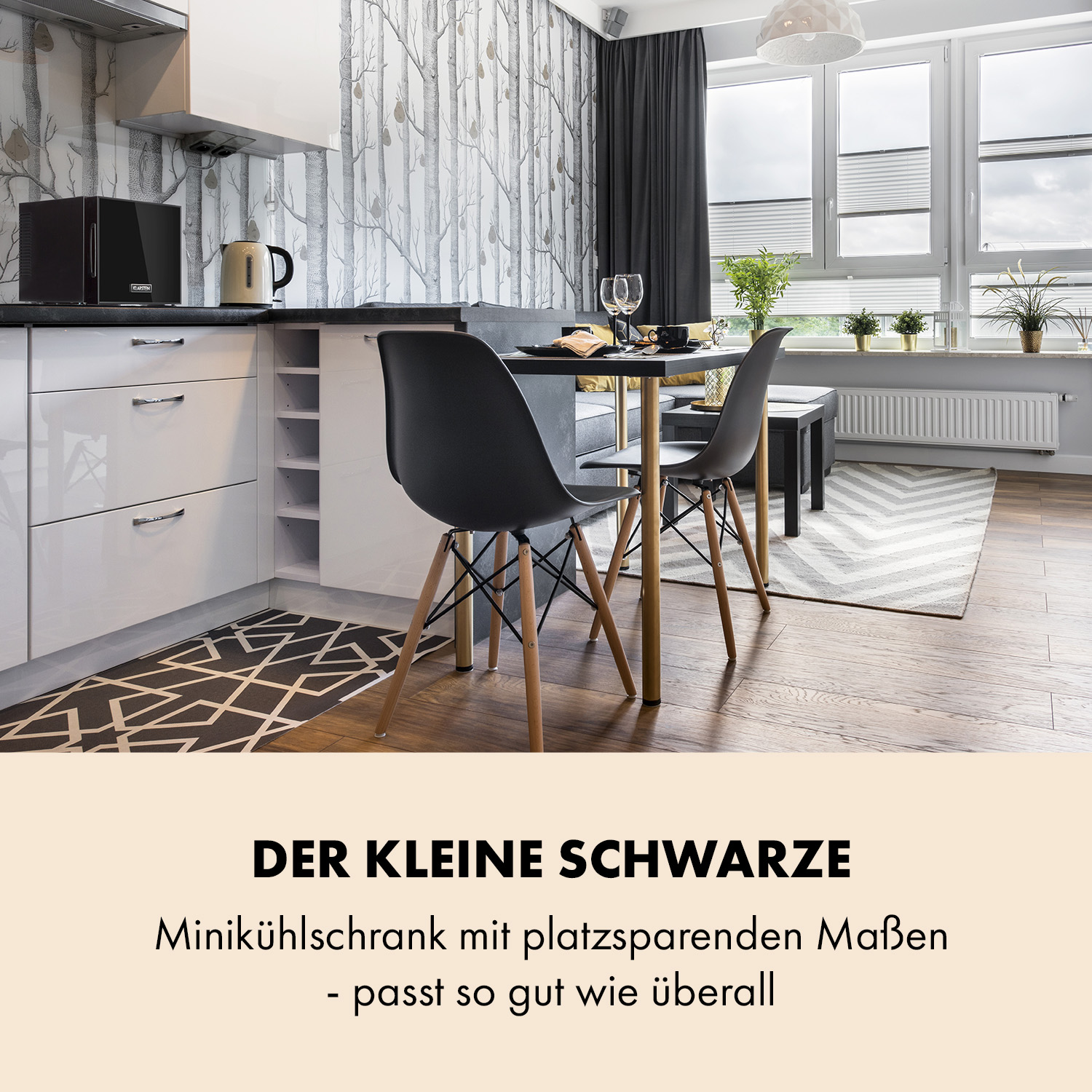 Cucina moderna con arredo bianco e nero. Un piccolo microonde sul bancone. Tavolo apparecchiato.