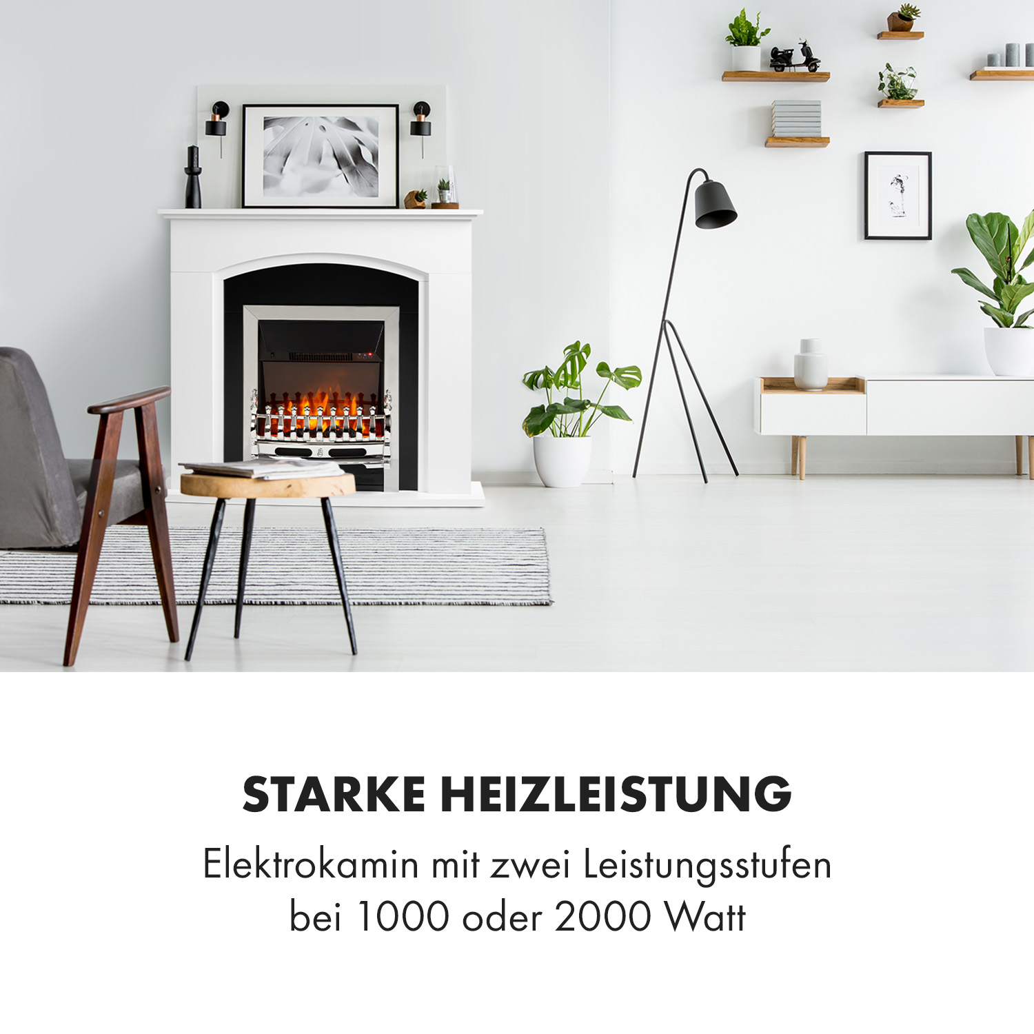 Wohnzimmer mit Kamin, Sessel, Tisch, Pflanzen und Wanddekorationen.