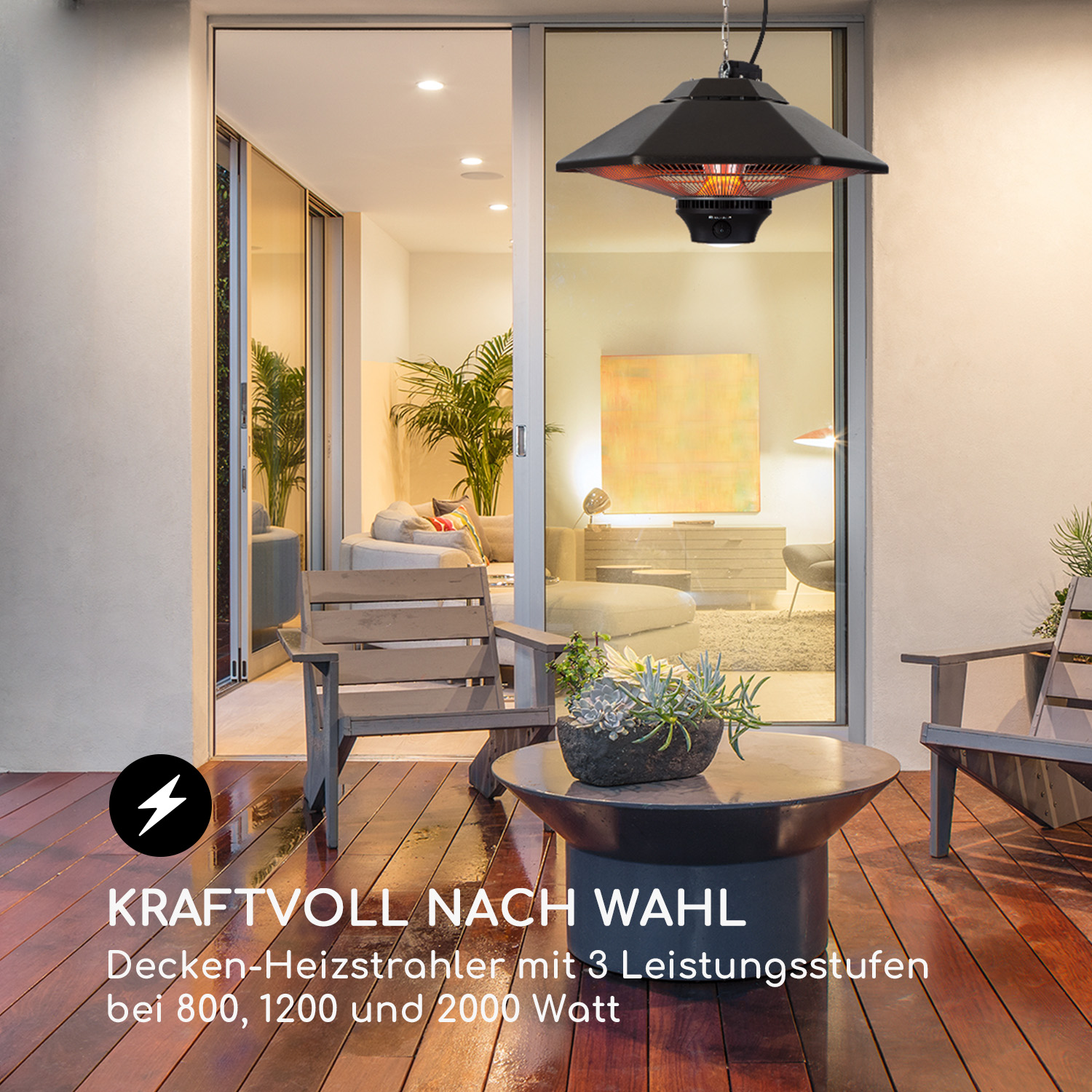 Außenbereich mit Hängeheizung, Holzterrasse, Tisch, Stühlen und offenem Türrahmen.