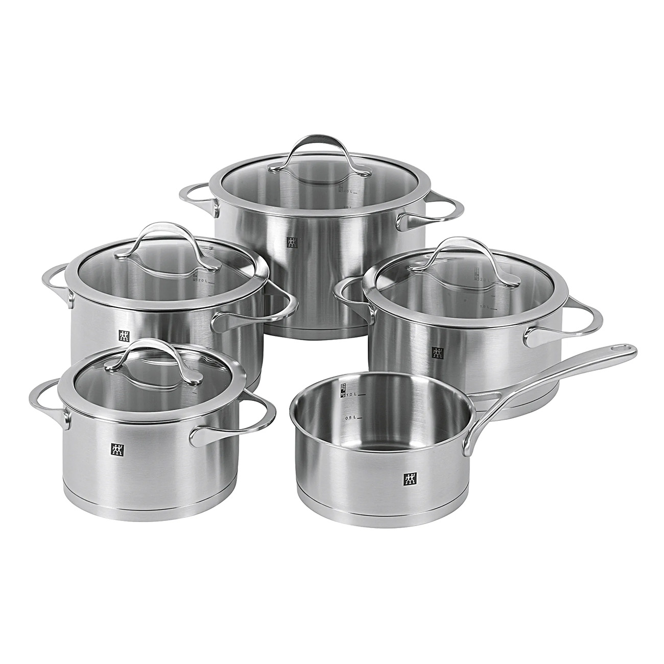 Zestaw pięciu garnków ze stali nierdzewnej ze szklanymi pokrywkami i uchwytami, ustawionych na białym tle.