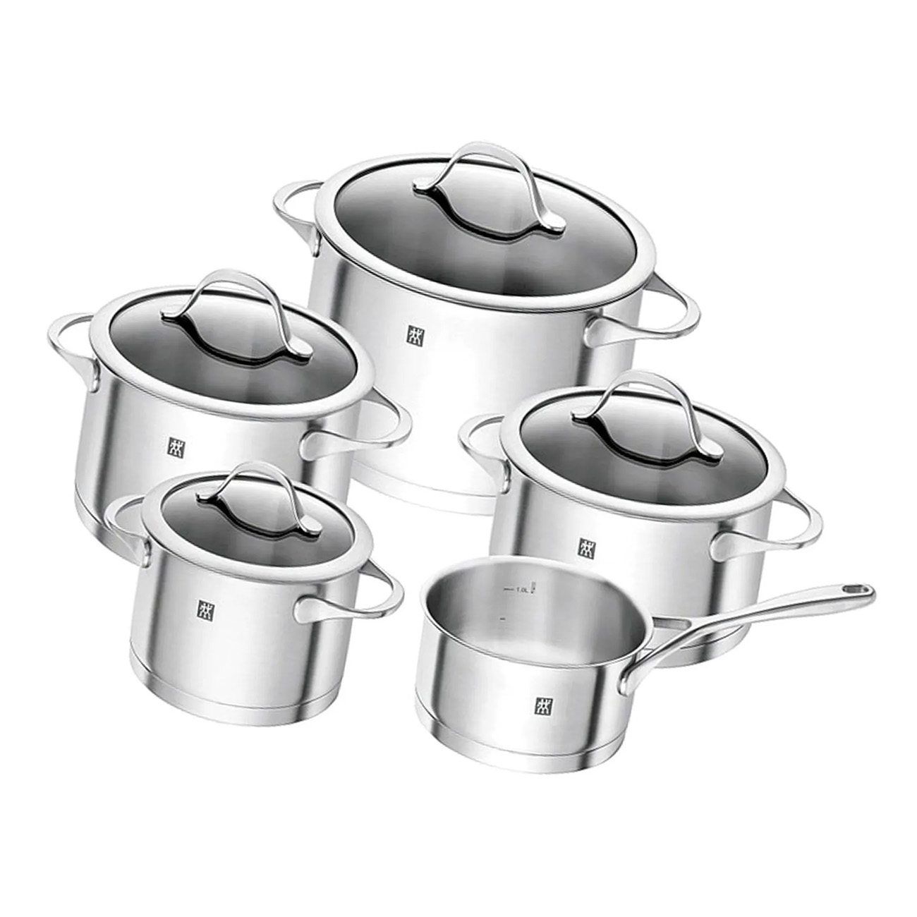 Zestaw srebrnych garnków ze szklanymi pokrywkami, jeden z uchwytem, na białej powierzchni.