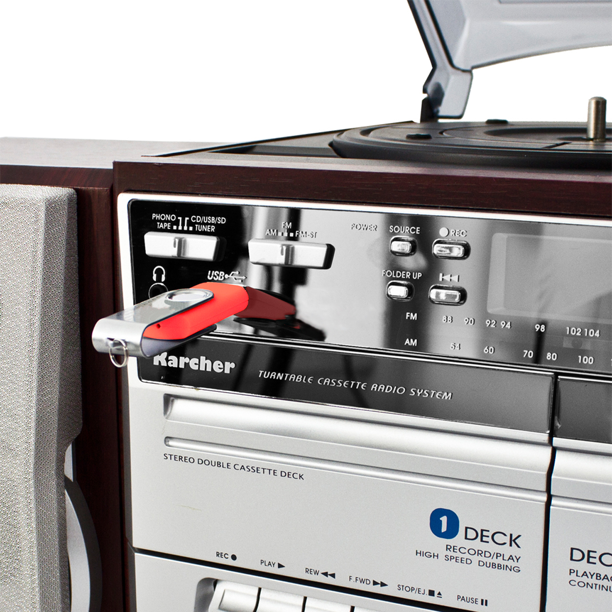 Ein Karcher-Stereo mit USB-Laufwerk, CD-Player und Radiofunktionen, mit einem roten USB-Laufwerk.