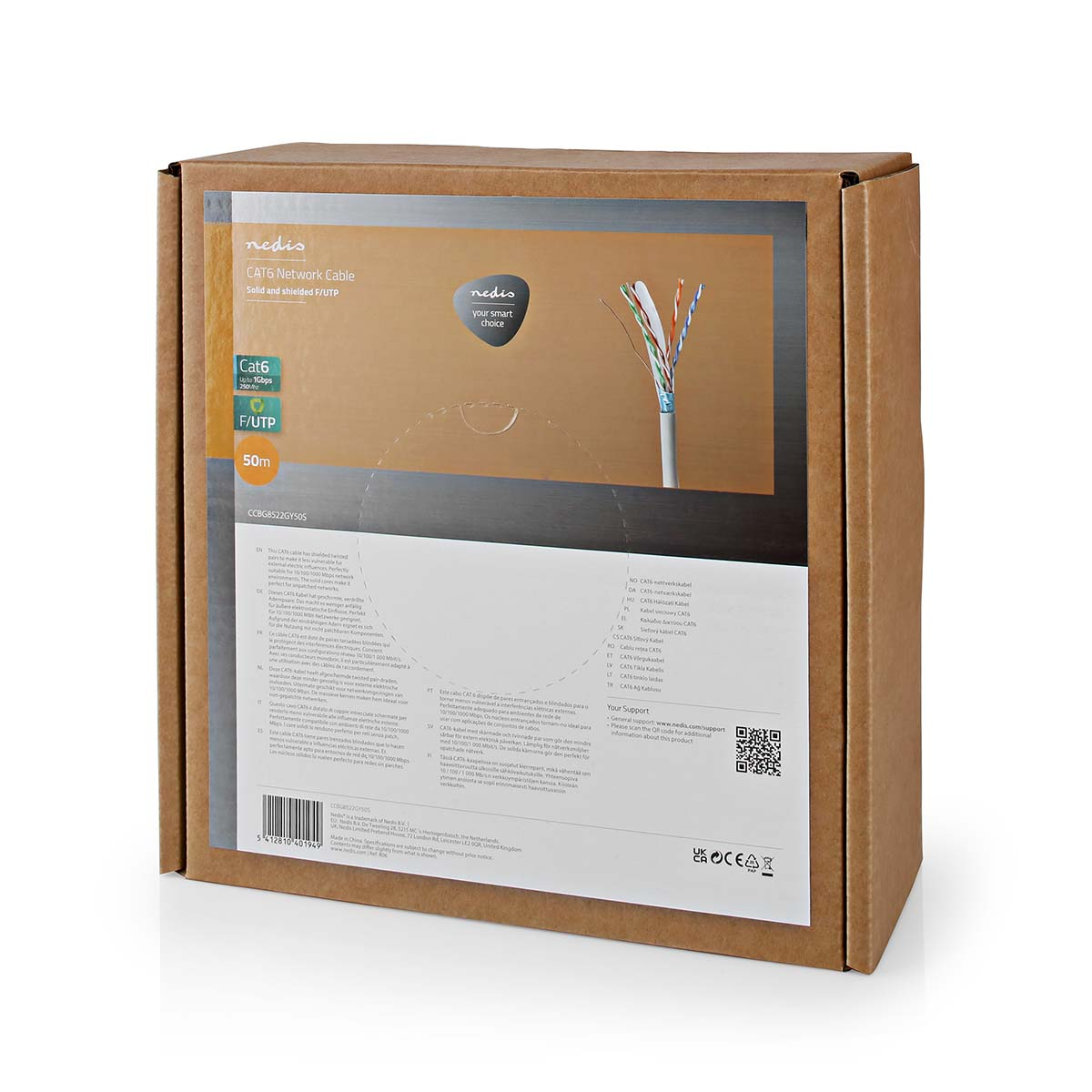 Eine braune Box mit weißem Etikett, die ein CAT5e-Netzwerkkabel zeigt, isoliert auf Weiß.
