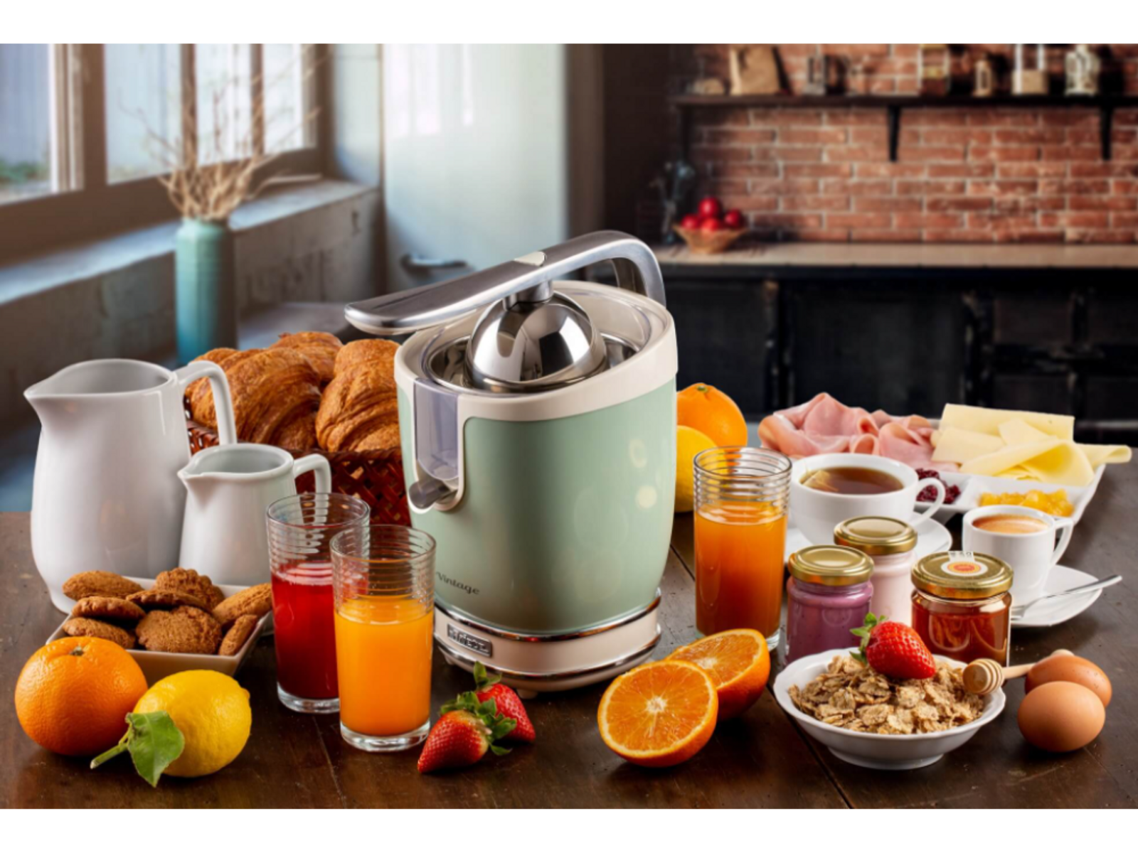 Scène de petit-déjeuner : presse-agrumes, croissants, verres de jus, oranges, confiture, jambon, fromage, café et biscuits.