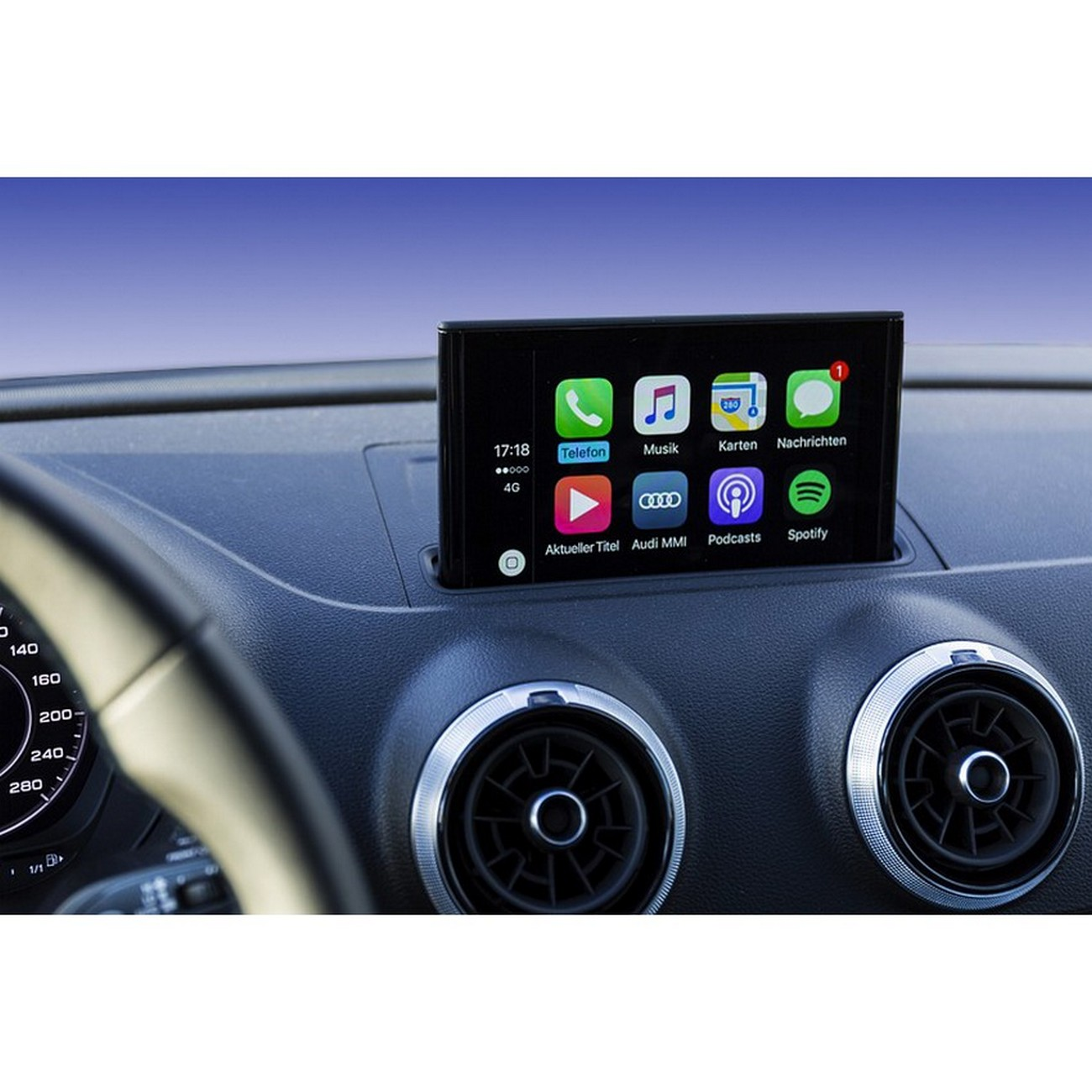 Panel de instrumentos del coche con pantalla. Muestra la interfaz Apple CarPlay con iconos de aplicaciones.