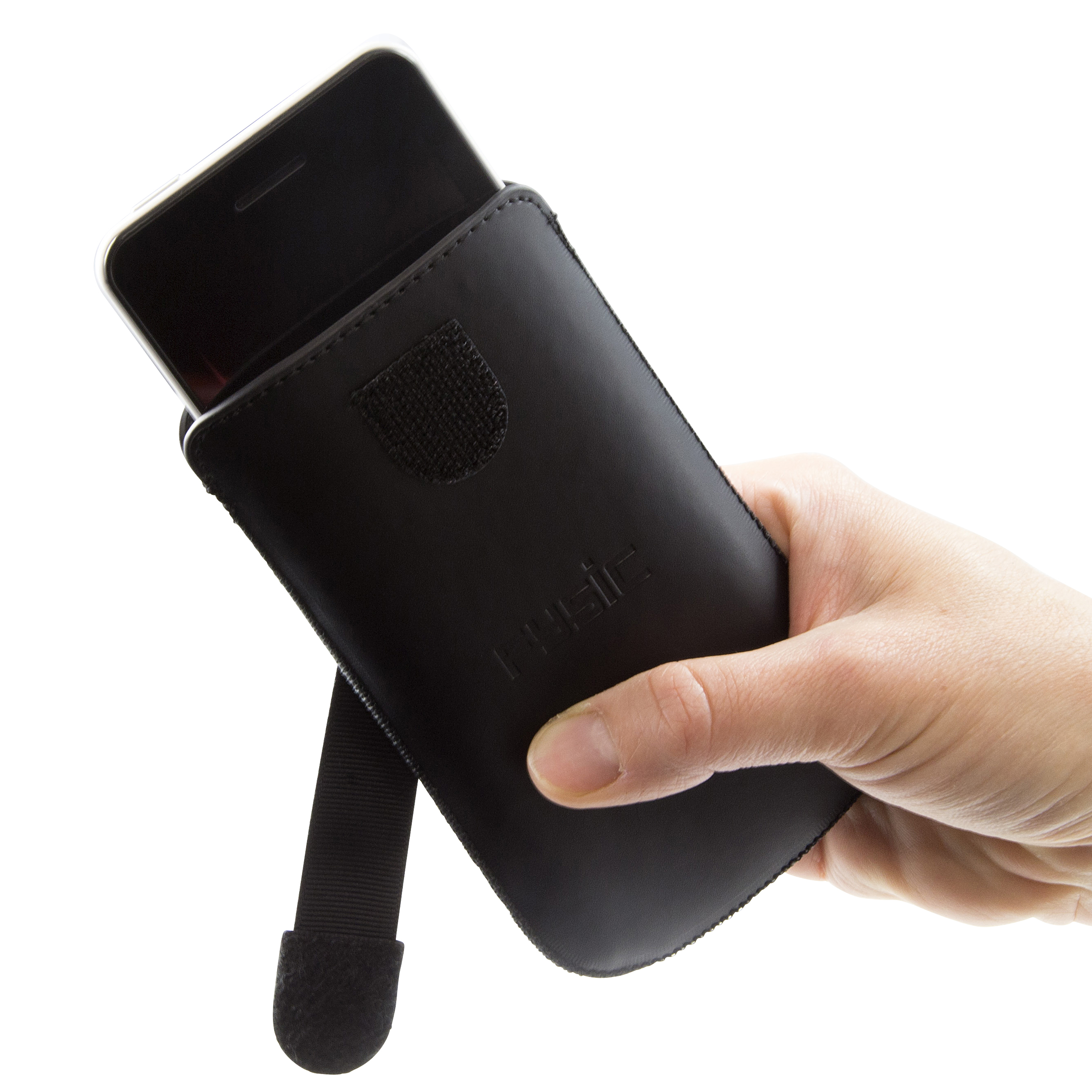 Eine Hand hält eine schwarze Handytasche mit einem Telefon darin, vor weißem Hintergrund.
