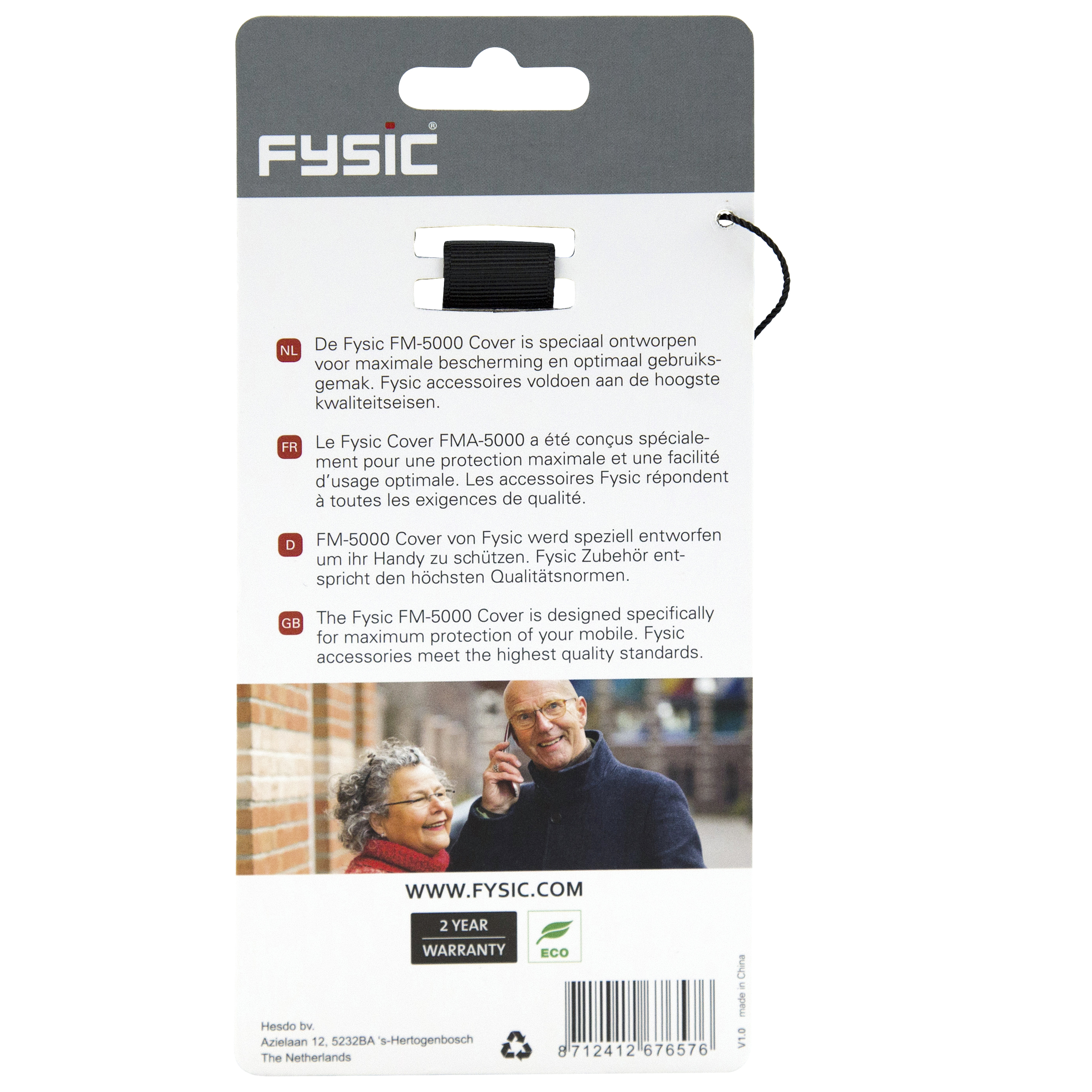 Eine Produktverpackung mit Text in mehreren Sprachen. Im Hintergrund telefonieren zwei Personen.