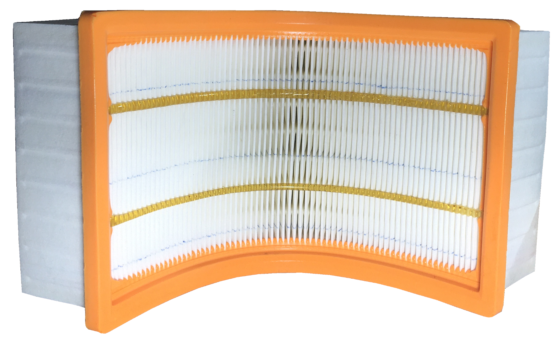 Ein rechteckiger Luftfilter mit orangefarbenem Rahmen, der das Filtermedium zeigt. Der Filter ist weiß und gefaltet.