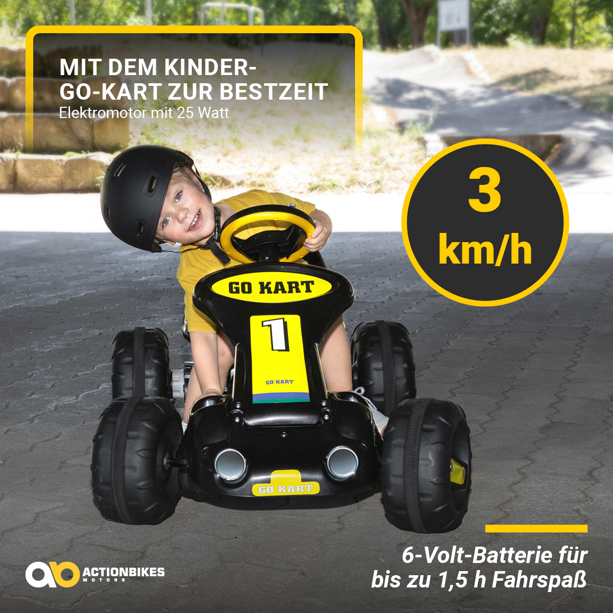 Kind auf einem Go-Kart. Das Kart ist schwarz und gelb, das Kind lächelt.
