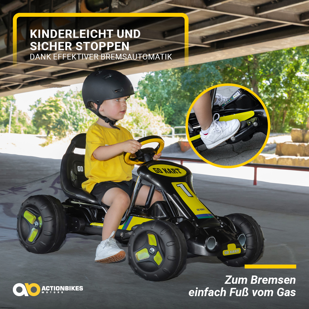 Ein Kind in einem gelben Hemd fährt ein schwarz-gelbes Go-Kart auf Asphalt.
