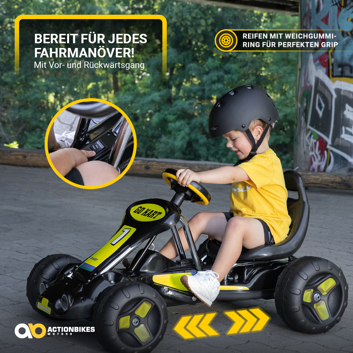 Ein Kind in einem Helm fährt ein schwarz-gelbes Go-Kart. Grüne Bäume sind im Hintergrund.