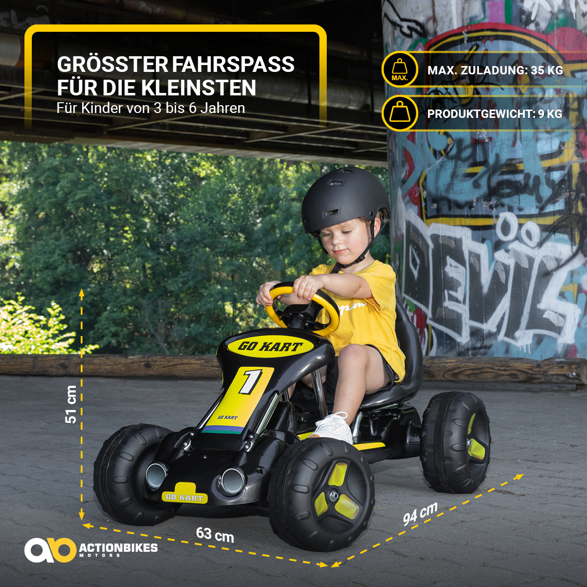 Ein Kind in einem Go-Kart. Das Go-Kart ist schwarz und gelb, mit Abmessungen und Gewichtsangaben.