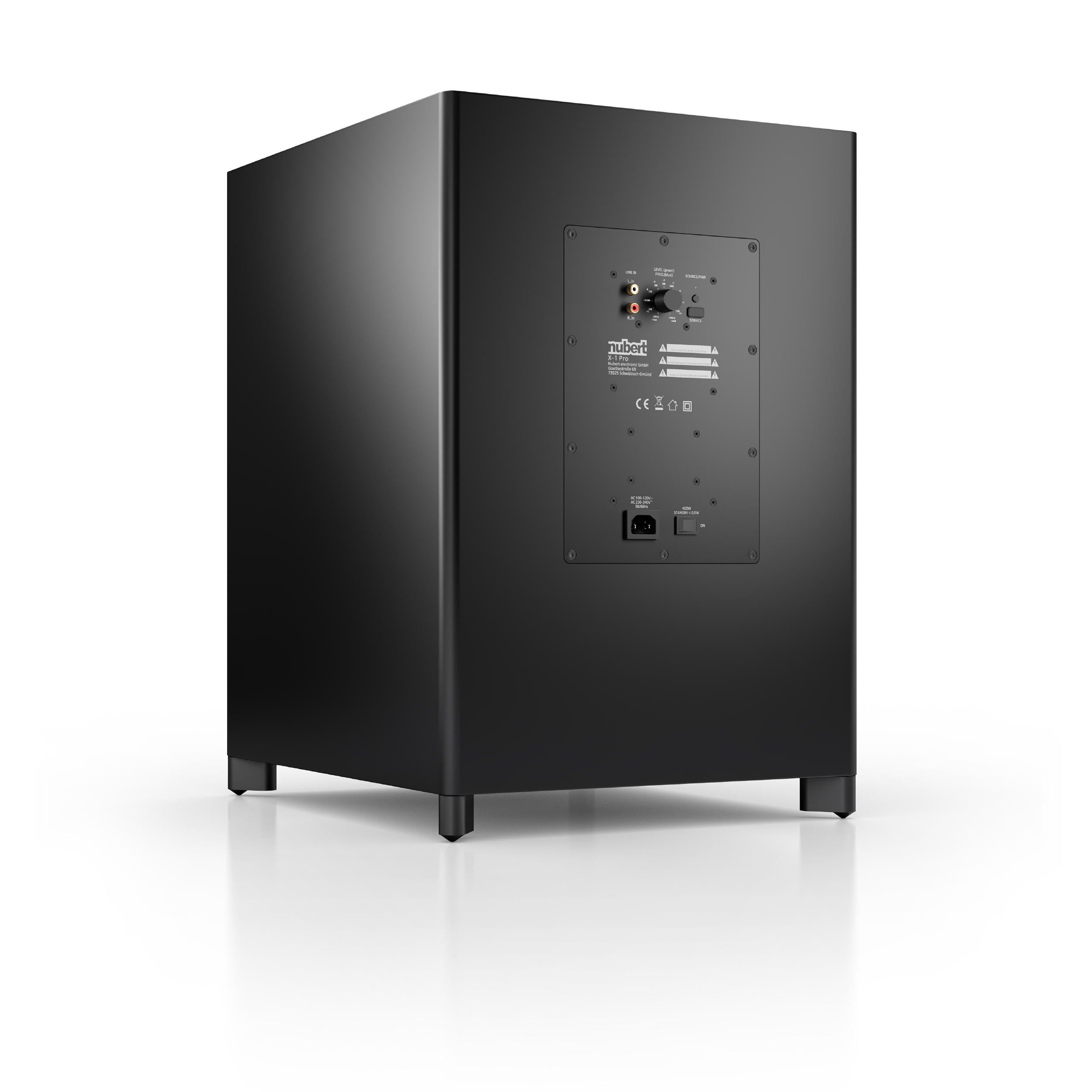 Schwarzer Subwoofer mit der Rückseite zur Kamera. Es hat mehrere Bedienelemente und Eingänge.
