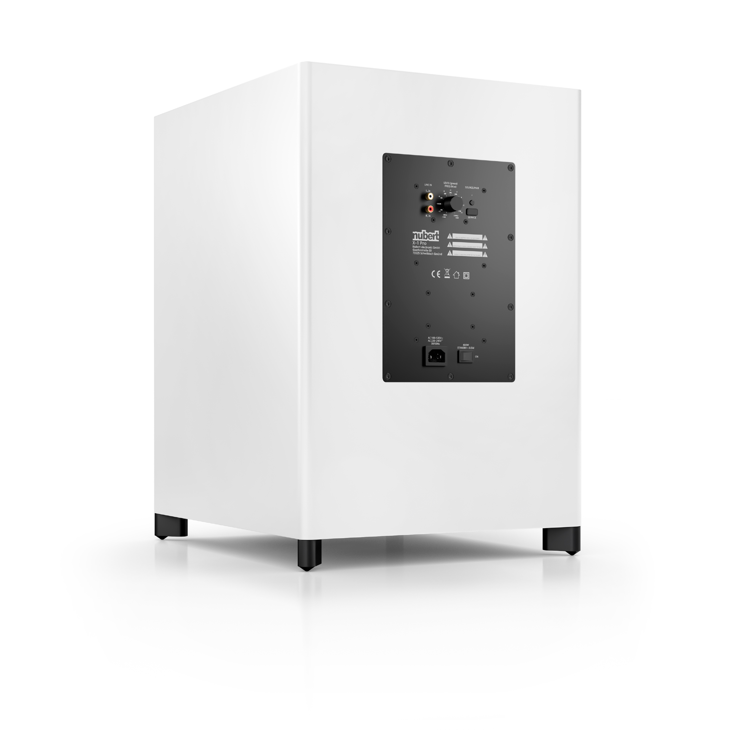 Weißer Subwoofer mit schwarzem Bedienfeld hinten, und schwarzen Füßen auf weißer Fläche.