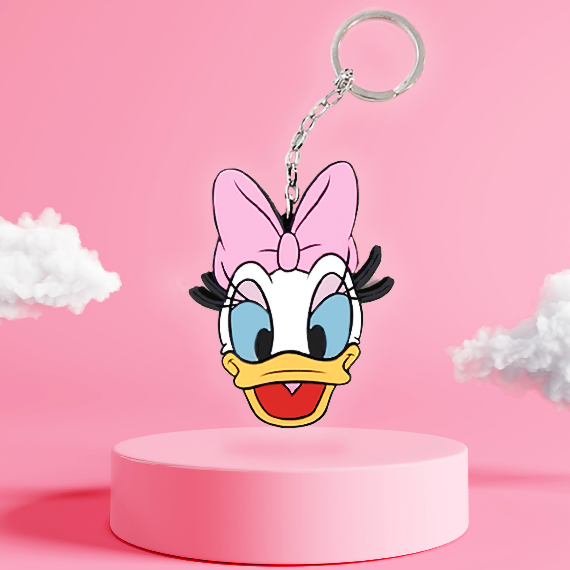 Brelok Daisy Duck na różowym stojaku, różowe tło, białe chmury.