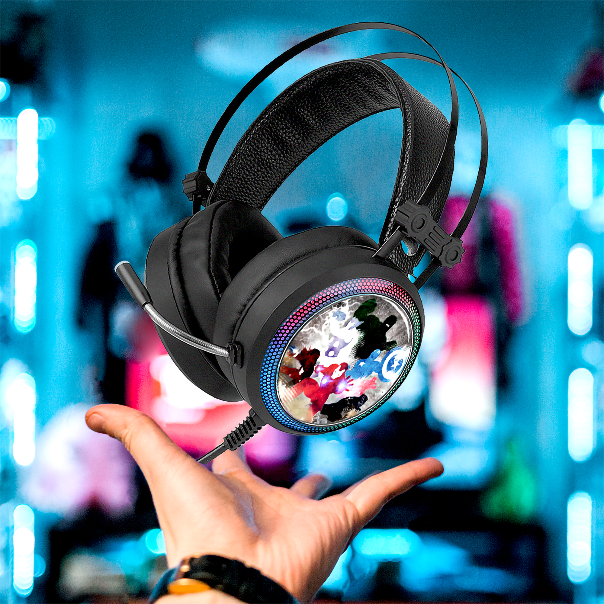 Schwarzes Headset mit Mikrofon. Die Ohrmuscheln haben ein farbenfrohes Design. Hand hält das Headset.