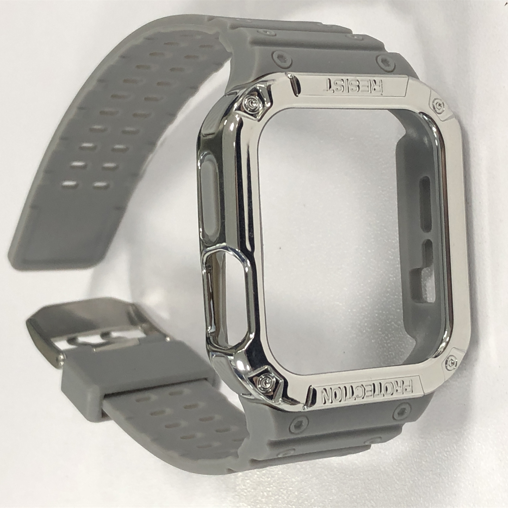 Ein graues Uhrenarmband mit silbernem Gehäuse. Auf dem Gehäuse steht „RESIST“ und „PROTECTION“.
