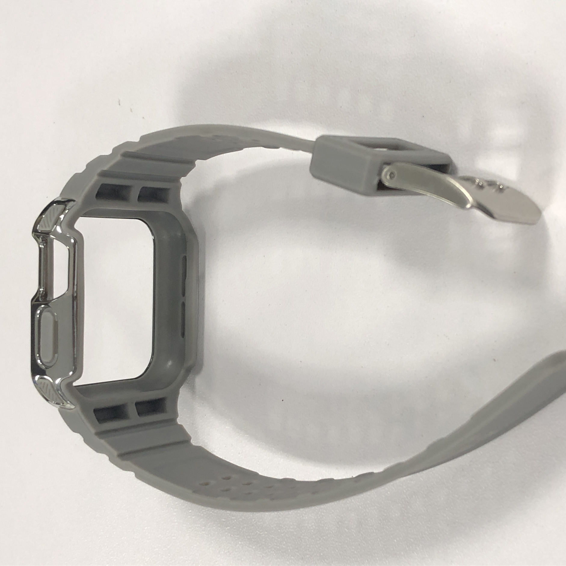 Ein graues Uhrengehäuse mit Armband, Metallschnalle und einem Ausschnitt für das Zifferblatt.
