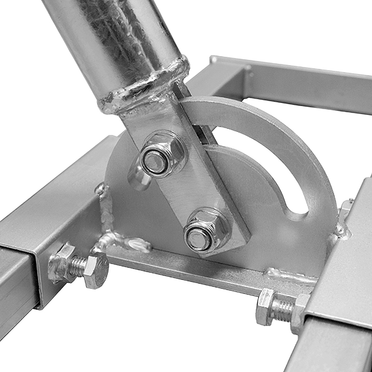Eine Metallhalterung mit Bolzen, die ein gebogenes Metallteil stützt.