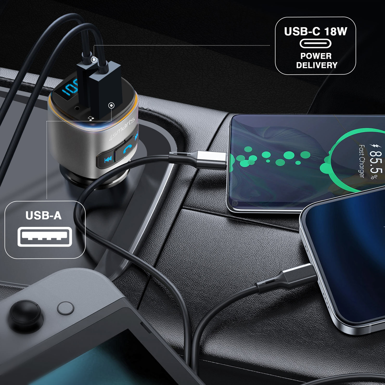 Ein silbernes Autoladegerät mit USB-A- und USB-C-Anschlüssen, das ein Telefon und eine Switch lädt.
