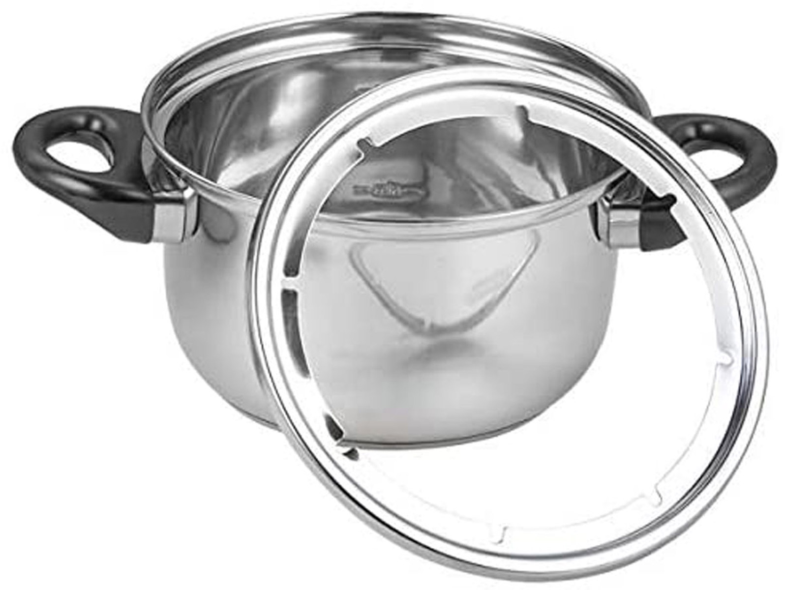 Garnek kuchenny ze stali nierdzewnej z dwoma czarnymi uchwytami. Srebrny pierścień leży obok garnka.