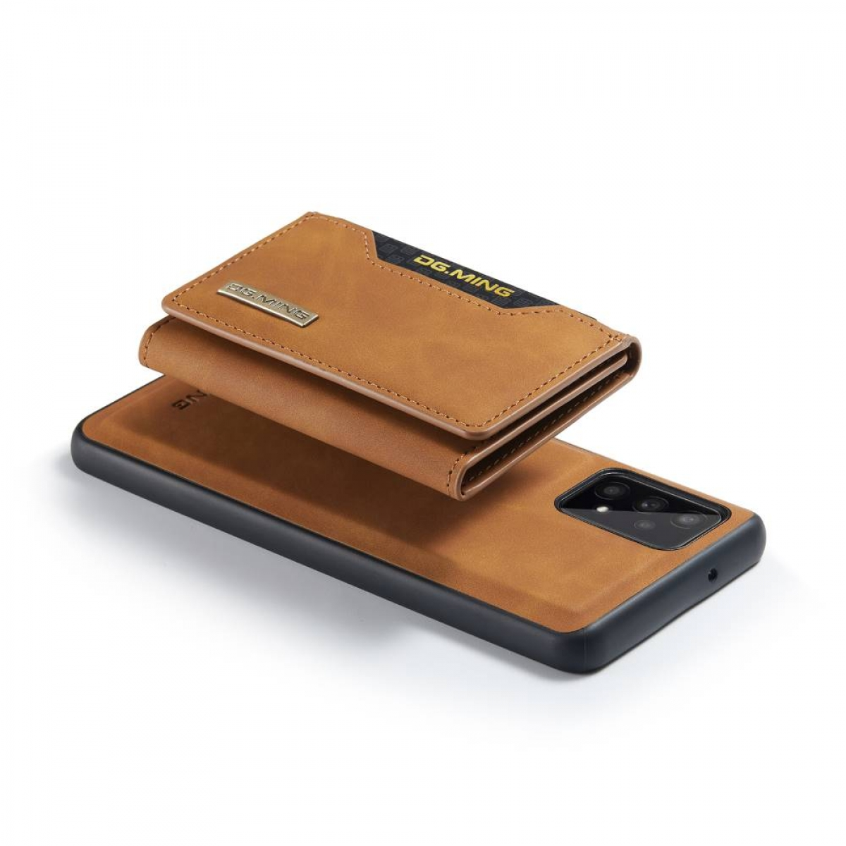 Eine braune Handyhülle mit angebrachtem Portemonnaie. Das Telefon ist auf weißem Hintergrund.