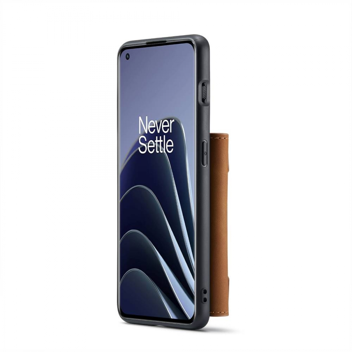 Schwarzes Telefon mit braunem Geldbörsenaufsatz. Das Telefon zeigt die Worte Never Settle auf weißem Hintergrund.
